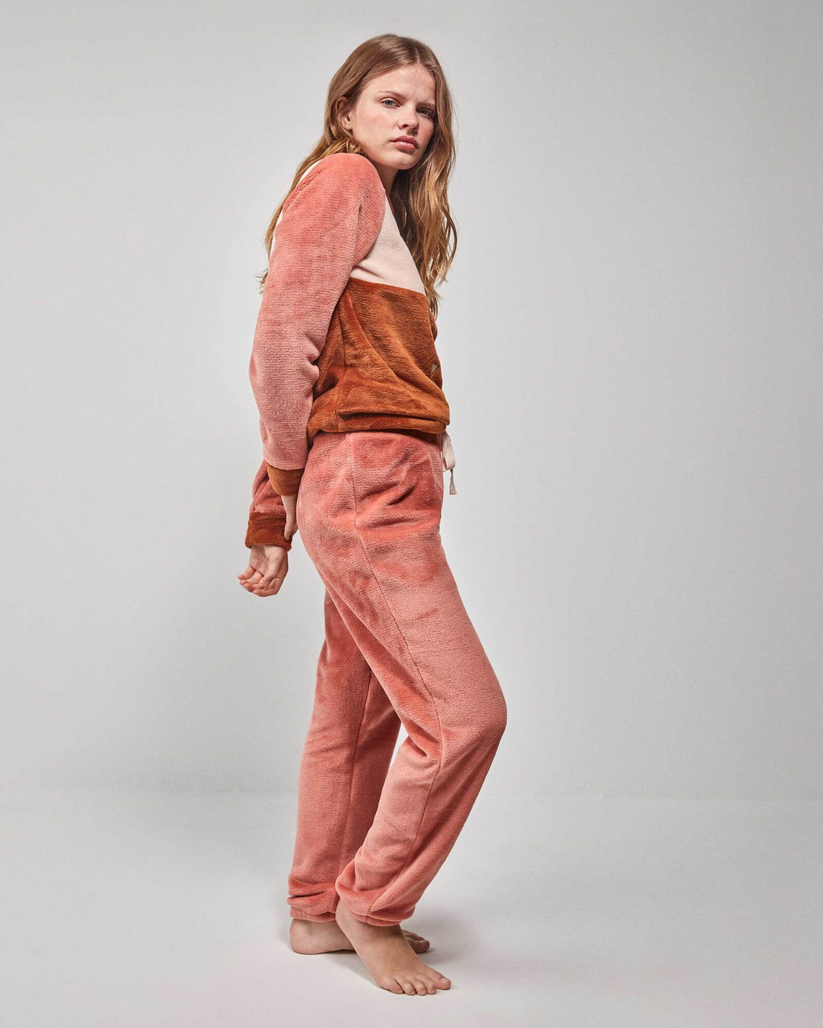 Pigiama donna Gisela Art. 20206 in coral fleece con pantaloni lunghi rosa e laccetto