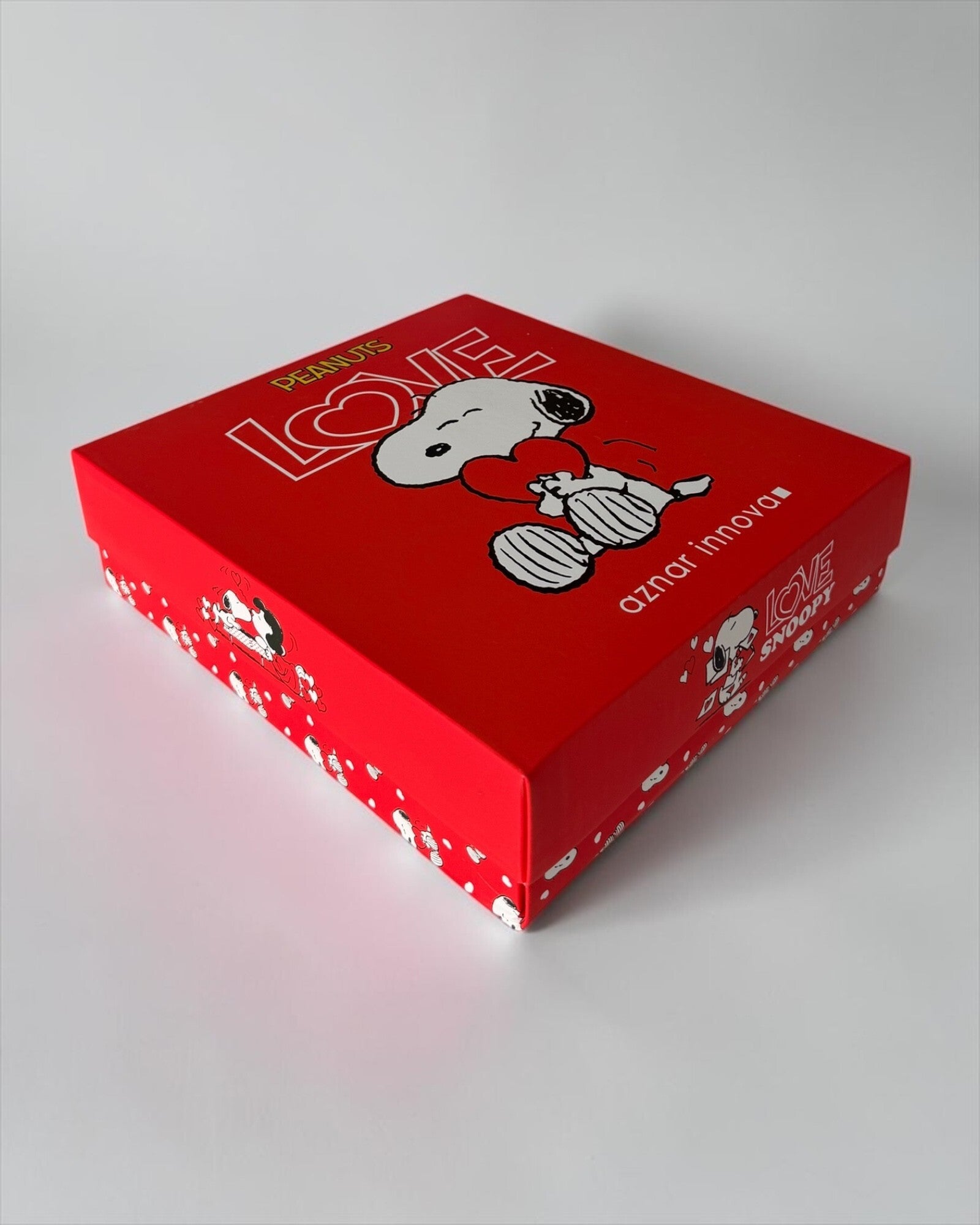 Scatola rossa Peanuts Love Snoopy di Aznar Innova, decorata con Snoopy che abbraccia un cuore