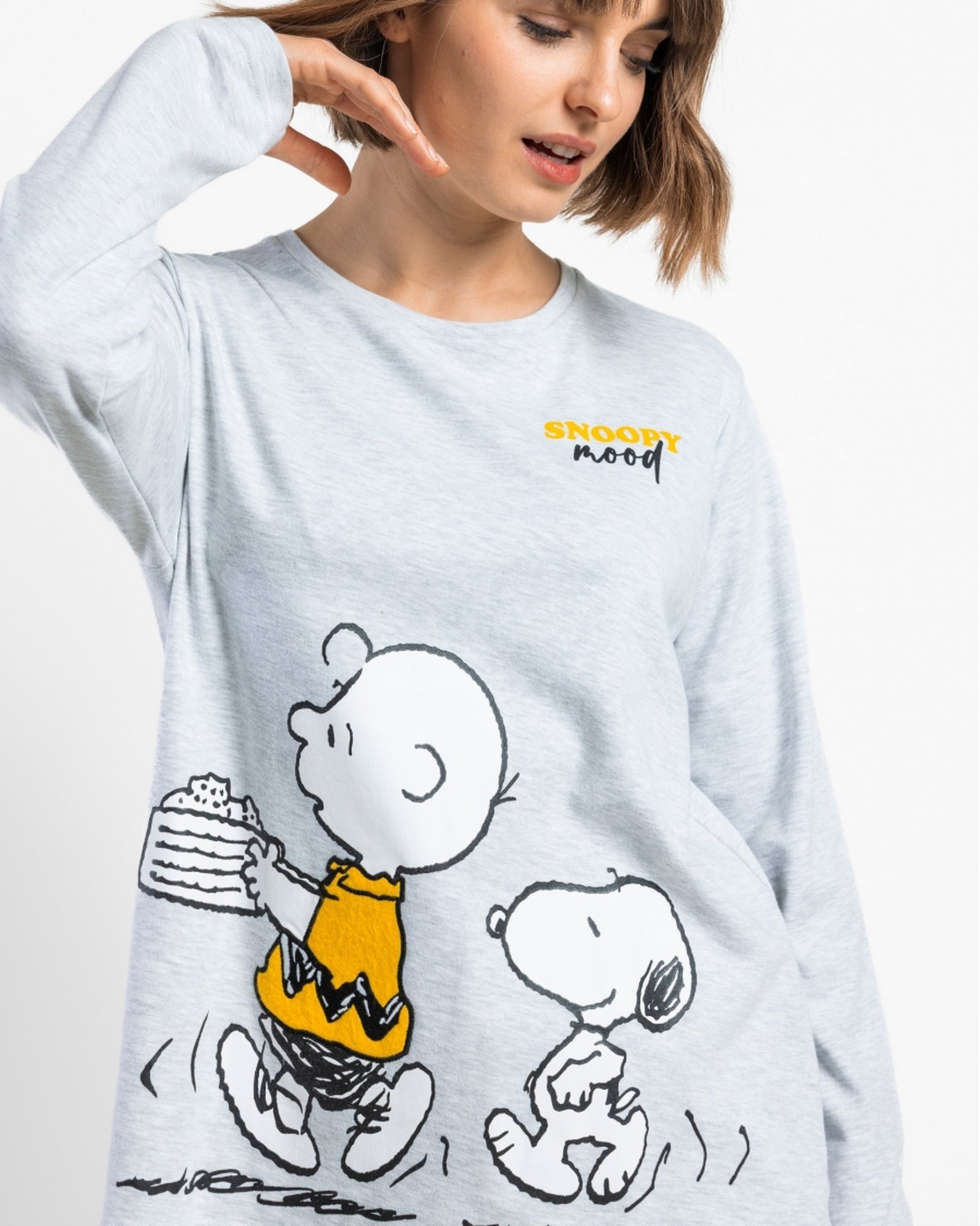 Dettaglio della maglia grigio mélange con Snoopy, Charlie Brown e scritta Snoopy Mood sul petto