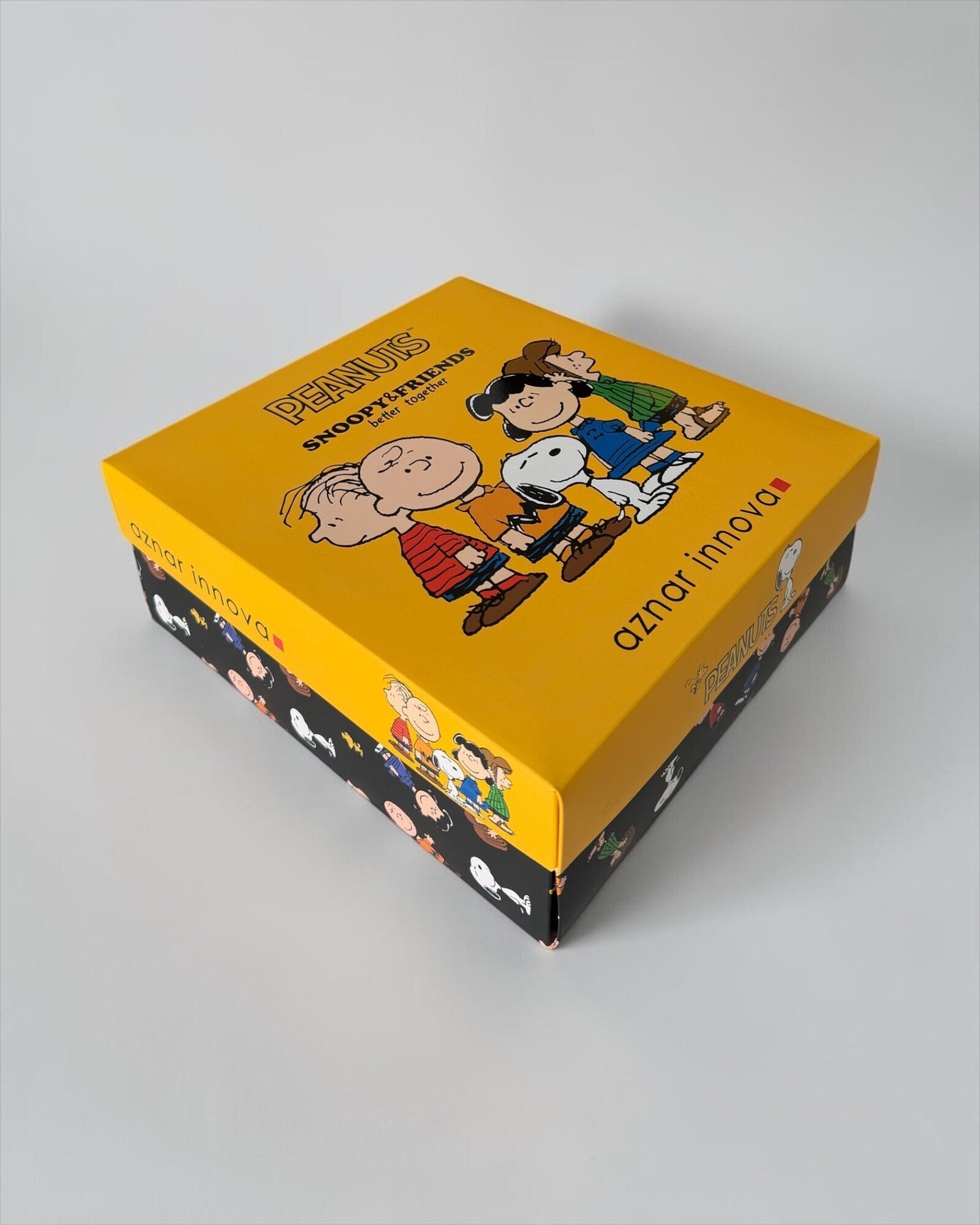 Scatola gialla e nera Peanuts di Aznar Innova, decorata con Snoopy, Charlie Brown e i loro amici