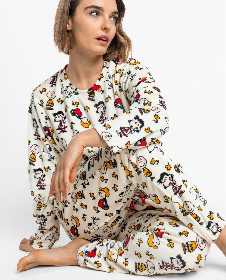 Dettaglio del pigiama Peanuts Meet Up con Snoopy, Woodstock e Charlie Brown su fondo ecru