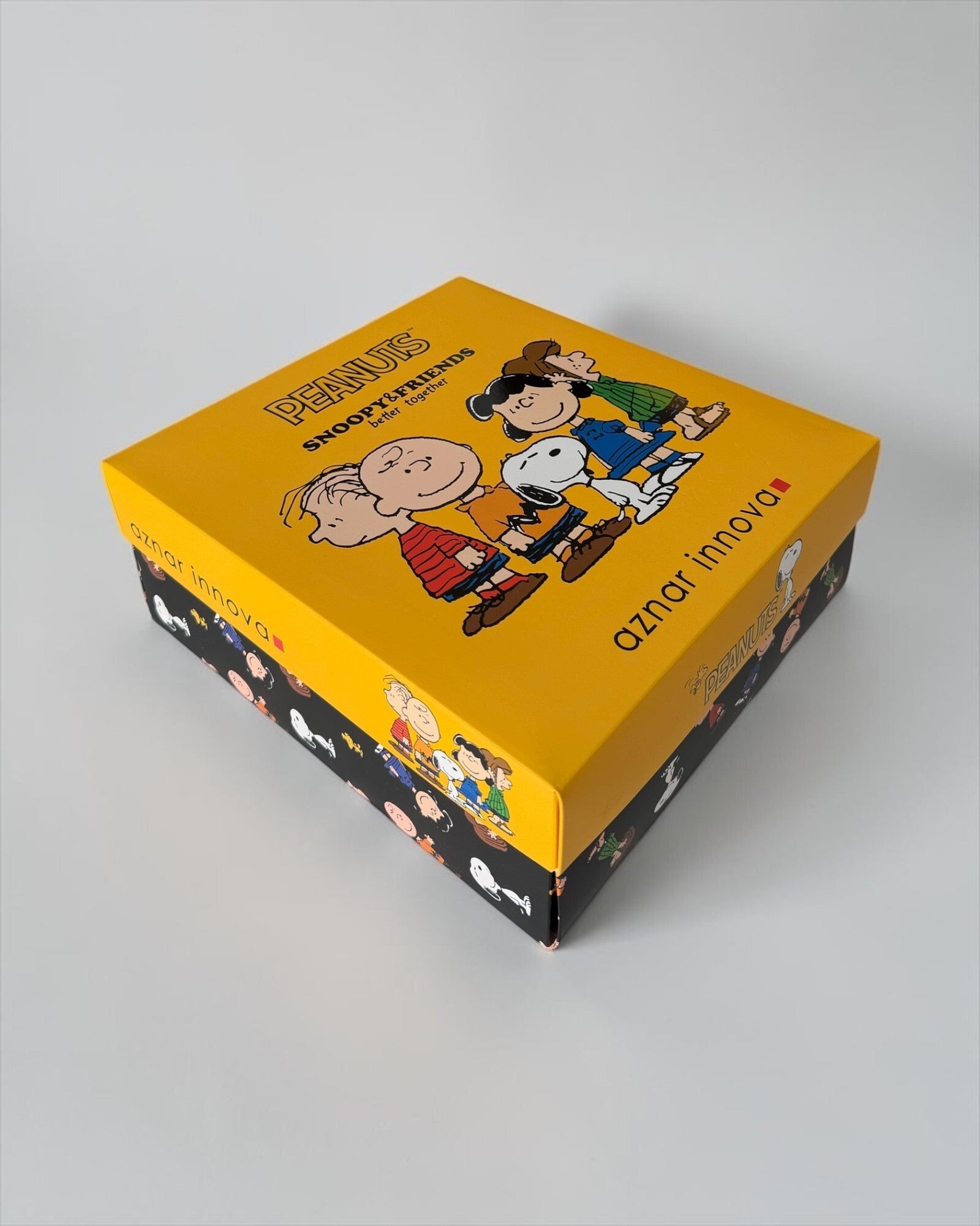 Scatola gialla e nera Peanuts di Aznar Innova con Snoopy e i suoi amici