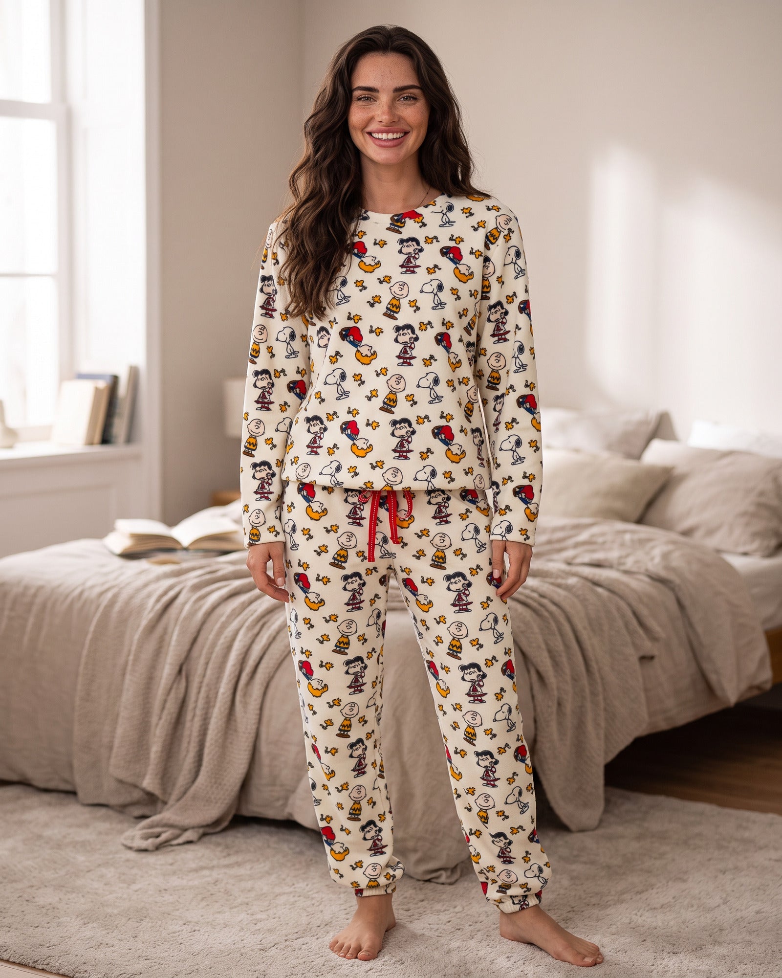 Pigiama donna Peanuts Meet Up ecru indossato, con maglia e pantaloni stampati e polsini alle caviglie