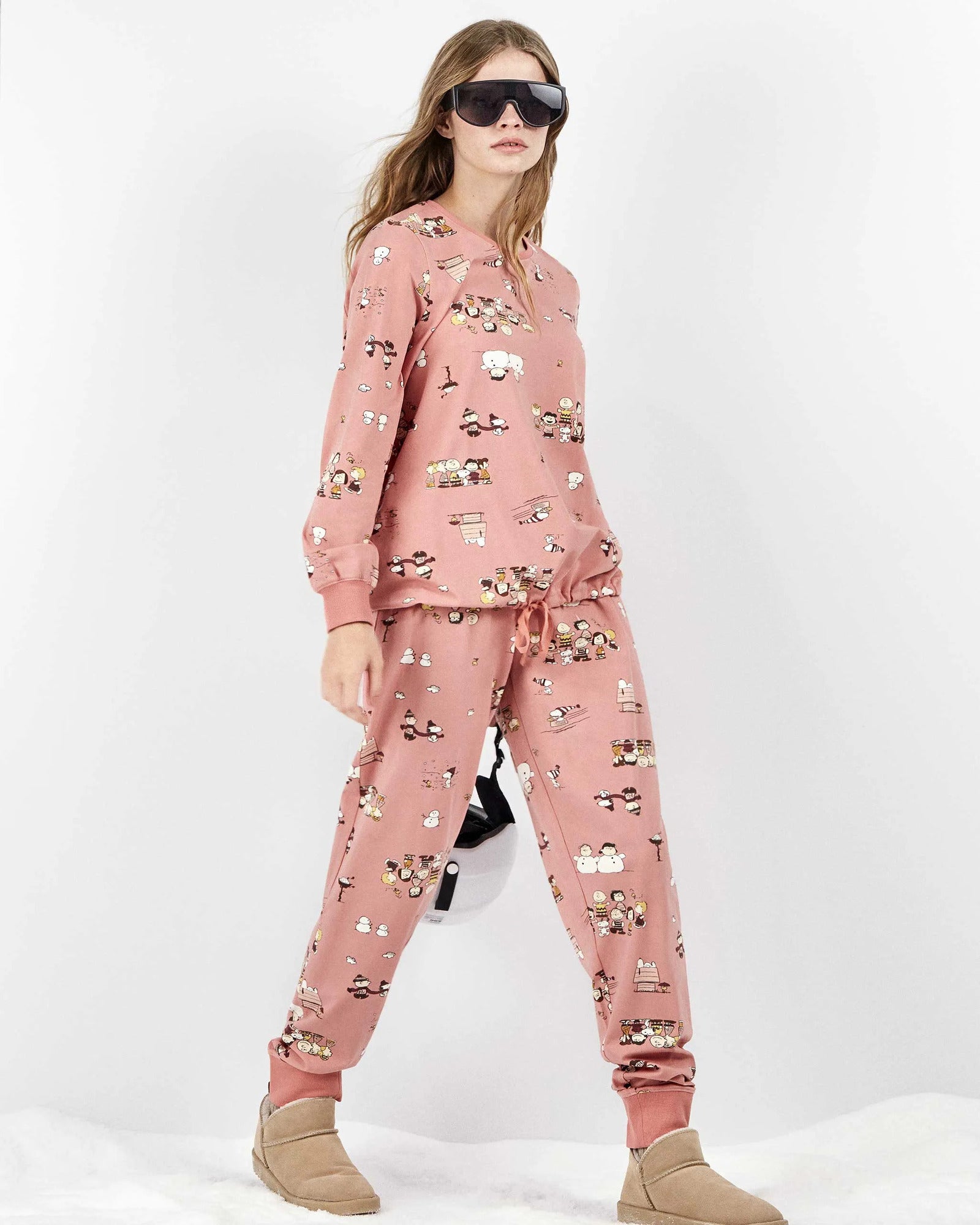 Pigiama donna Snoopy Gisela 20456 indossato con maglia e pantalone coordinati