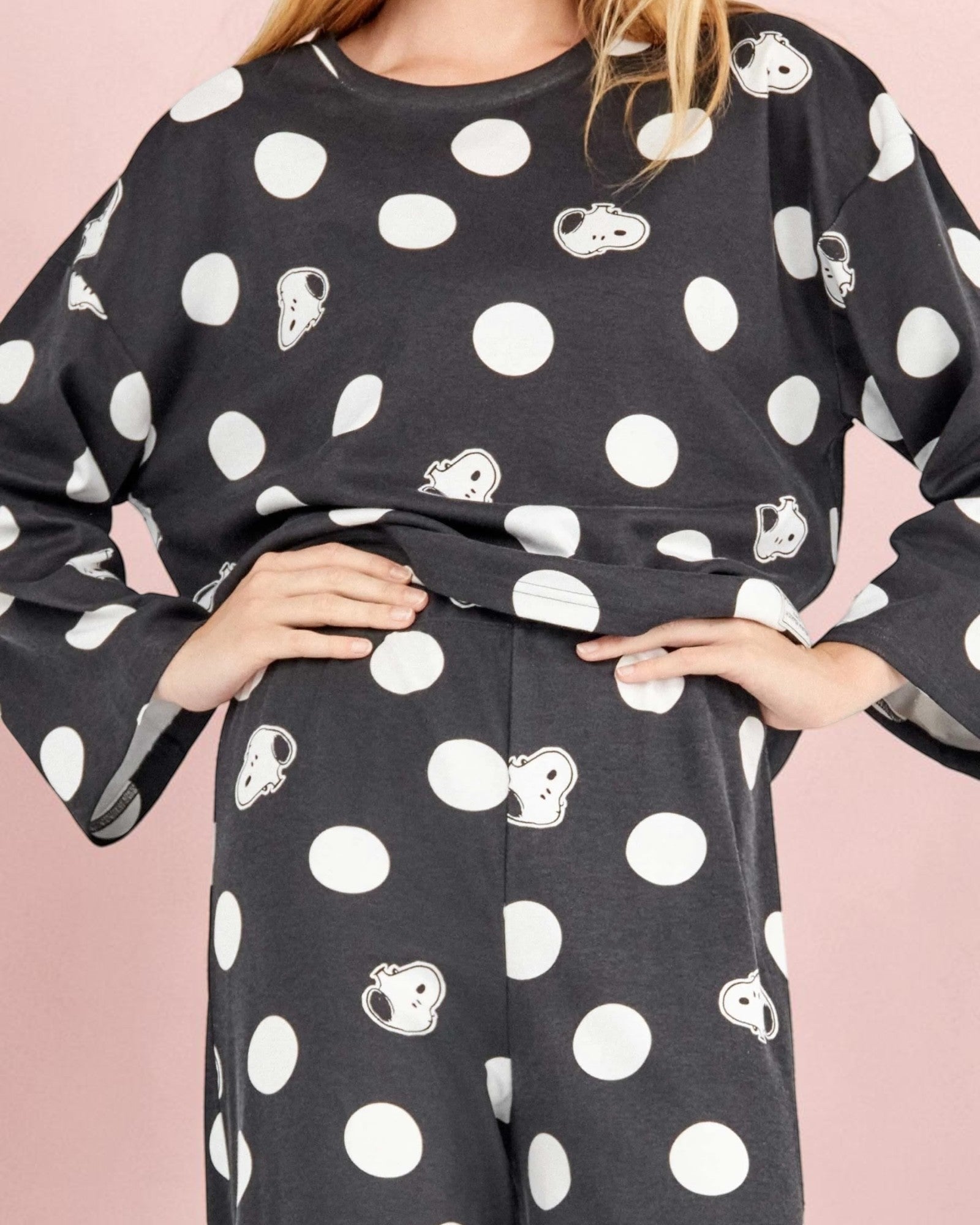Dettaglio fantasia Snoopy e maxi pois del pigiama donna Gisela Art. 20330