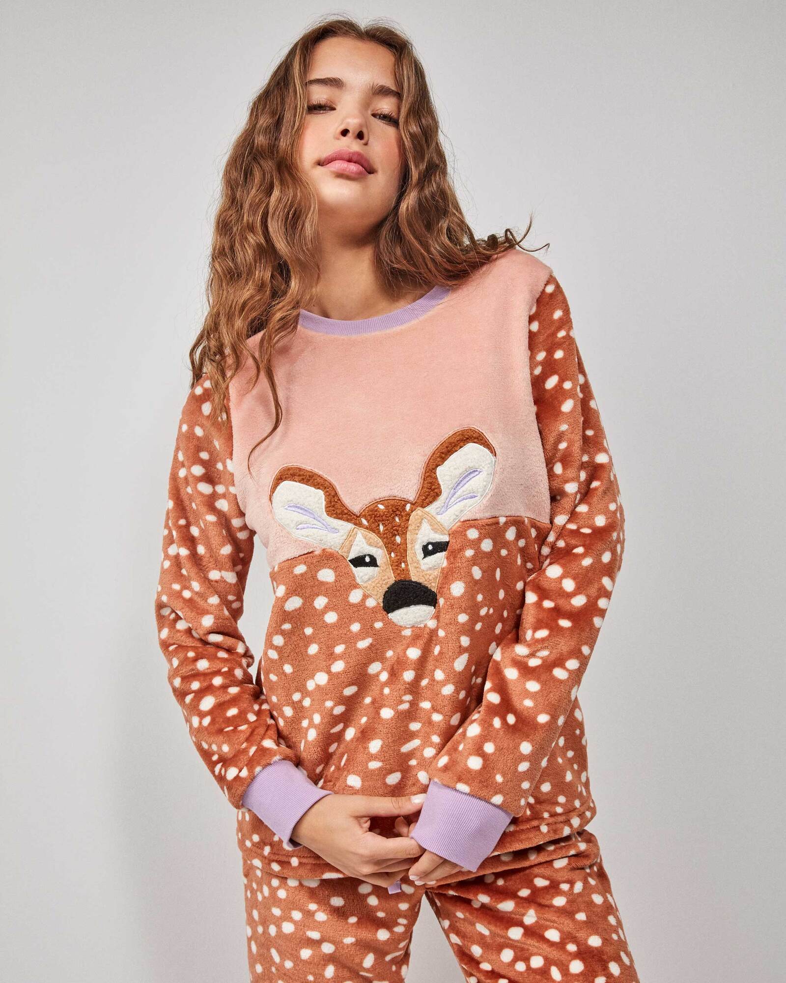 Dettaglio pigiama Gisela 20211 in coral fleece con applicazione cerbiatto ricamata