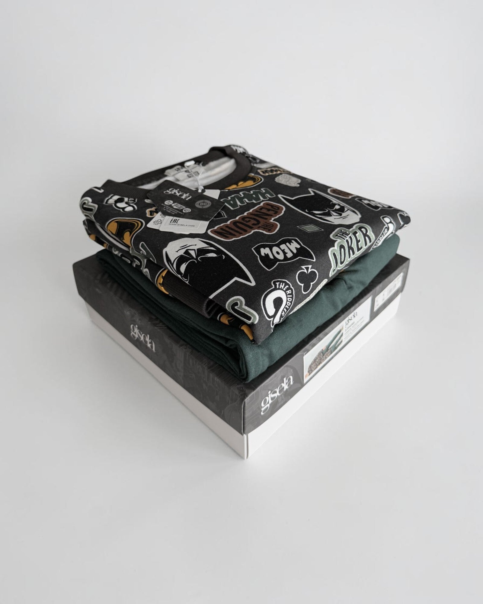 Pigiama uomo Gisela Batman 20498 piegato con maglia stampata pantalone e scatola originale