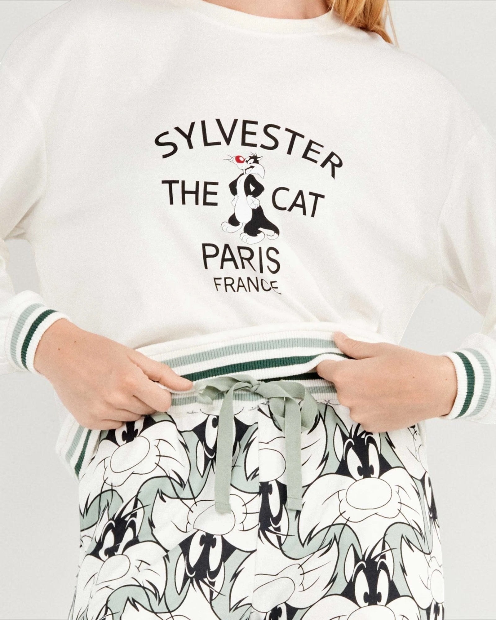 Dettaglio maglia Gatto Silvestro e pantalone stampato del pigiama Gisela Art. 20345