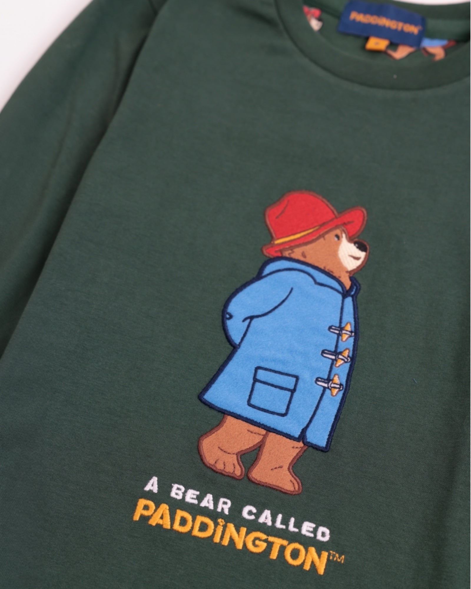 Dettaglio maglia verde pigiama uomo Paddington con stampa e ricamo Art. 62856