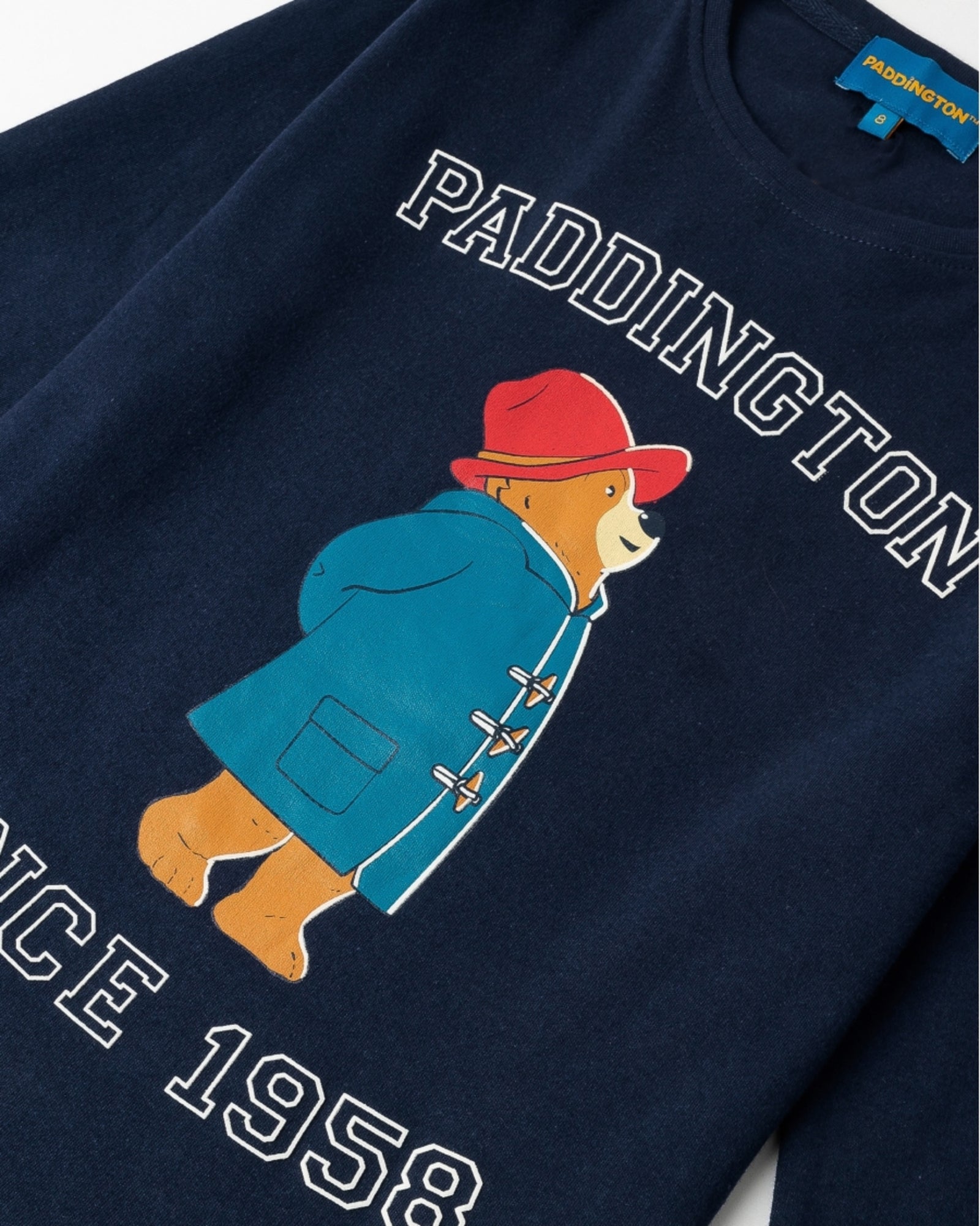 Dettaglio della maglia blu navy del pigiama uomo Paddington con stampa Paddington Since 1958