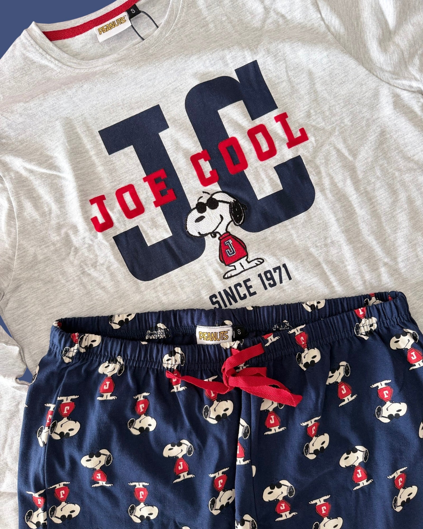 Dettaglio pigiama Peanuts 64012 con maglia Joe Cool e pantaloni Snoopy blu