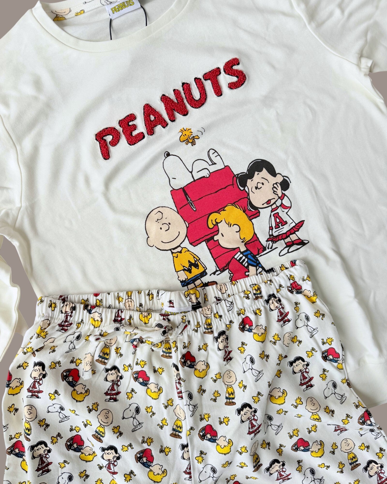Dettaglio pigiama Peanuts 64996 con maglia Snoopy e ricamo in spugna