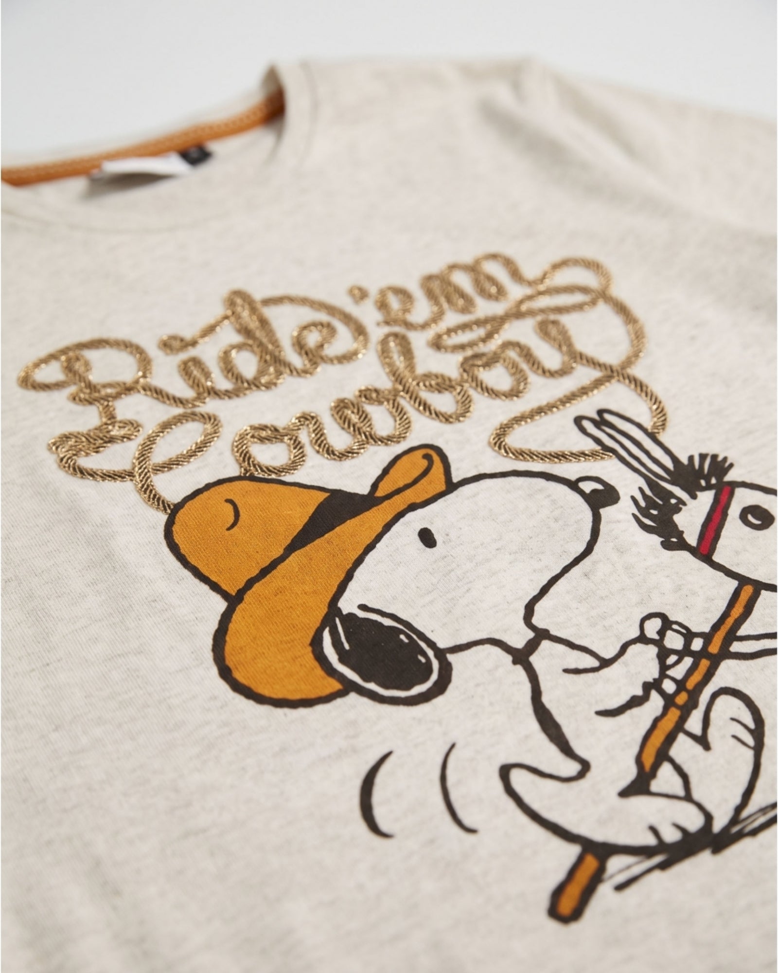 Dettaglio grafica Snoopy cowboy del pigiama bambina Peanuts Art. 64460