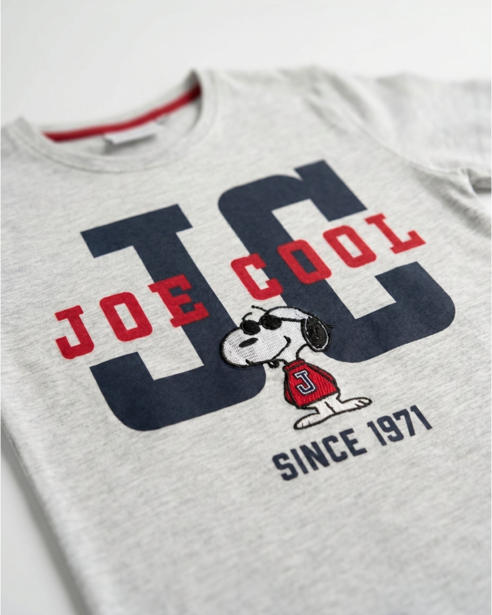 Dettaglio maglia grigia del pigiama bambino Peanuts Joe Cool Art. 64032