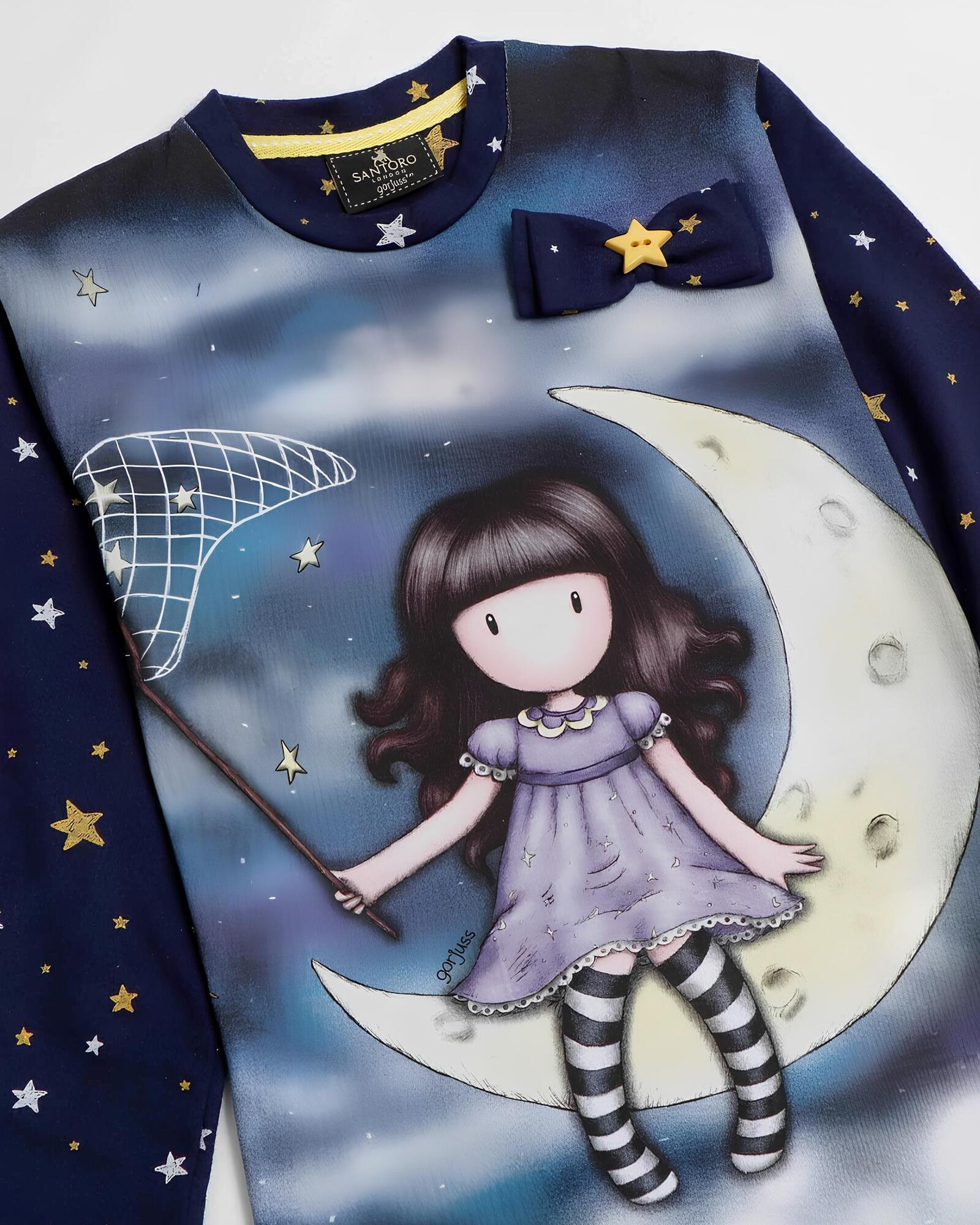 Dettaglio maglia Santoro Gorjuss 56625 con bambolina sulla luna, stelle e fiocco applicato