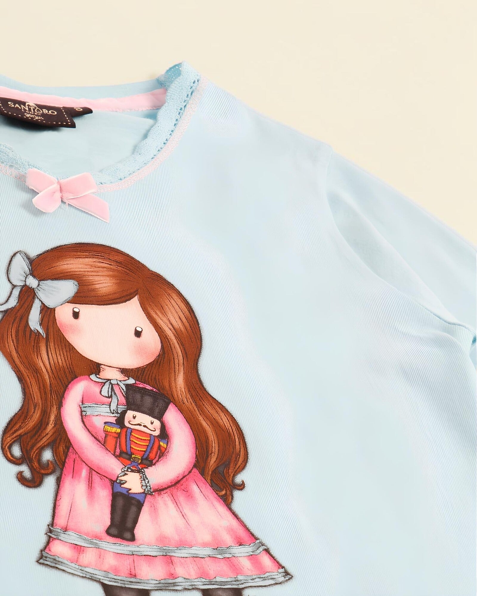 Dettaglio maglia Pigiama Santoro Gorjuss 60837 con bambolina The Nutcracker e fiocchetto rosa