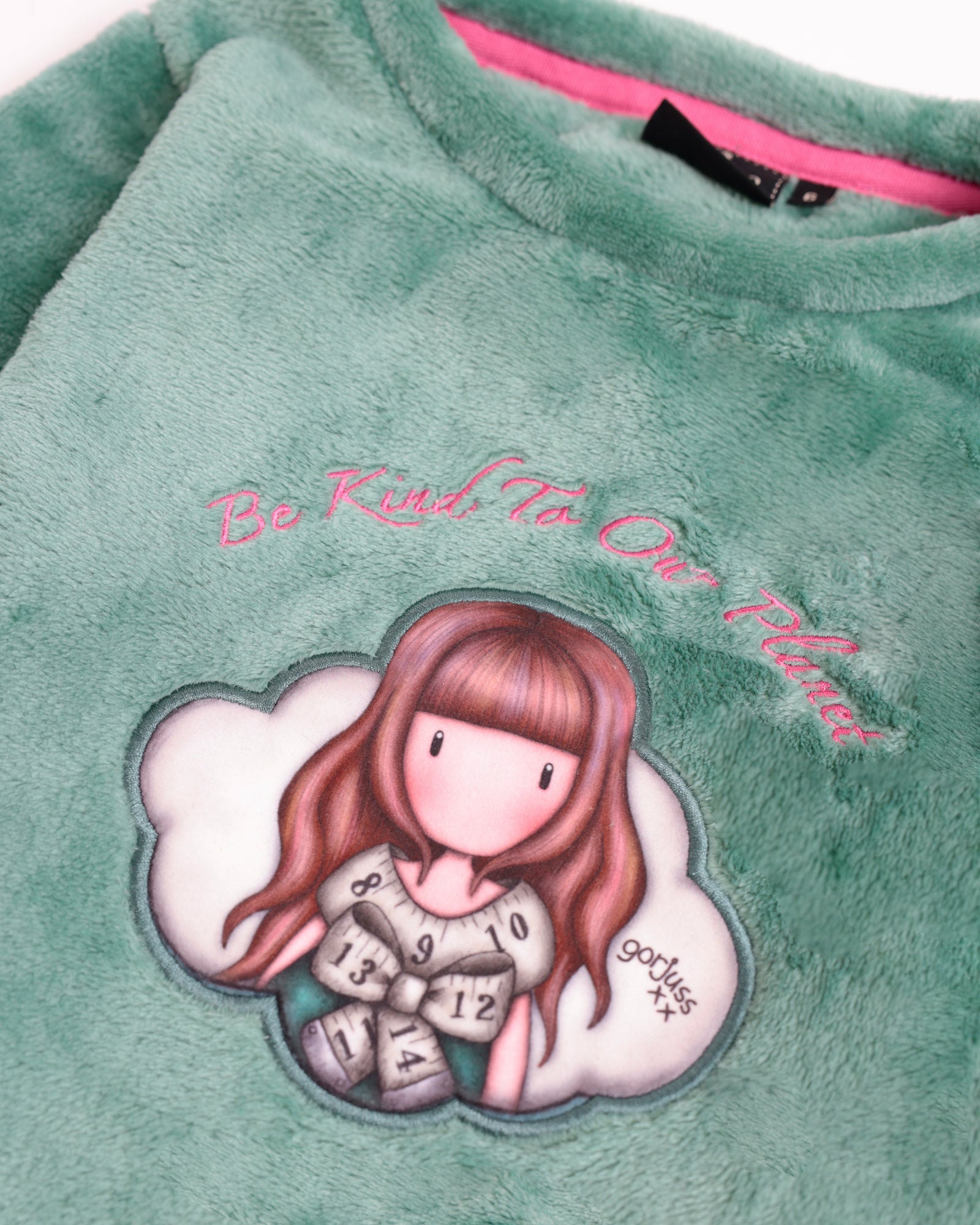 Dettaglio maglia pigiama Santoro Gorjuss 62414 con grafica Be Kind To Our Planet