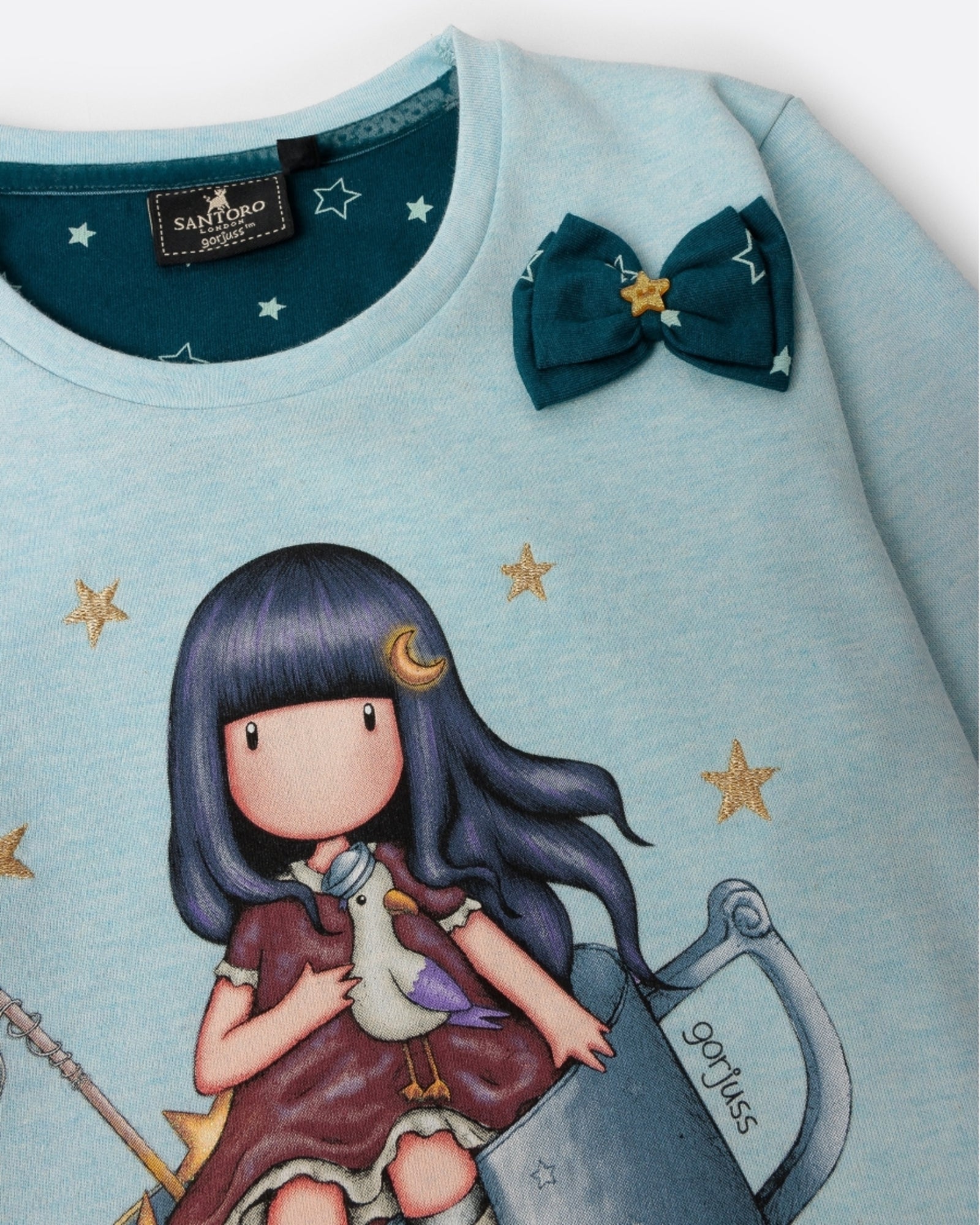 Dettaglio maglia Santoro Gorjuss 63408 A Night’s Quest con stampa, stelle oro e fiocco decorativo