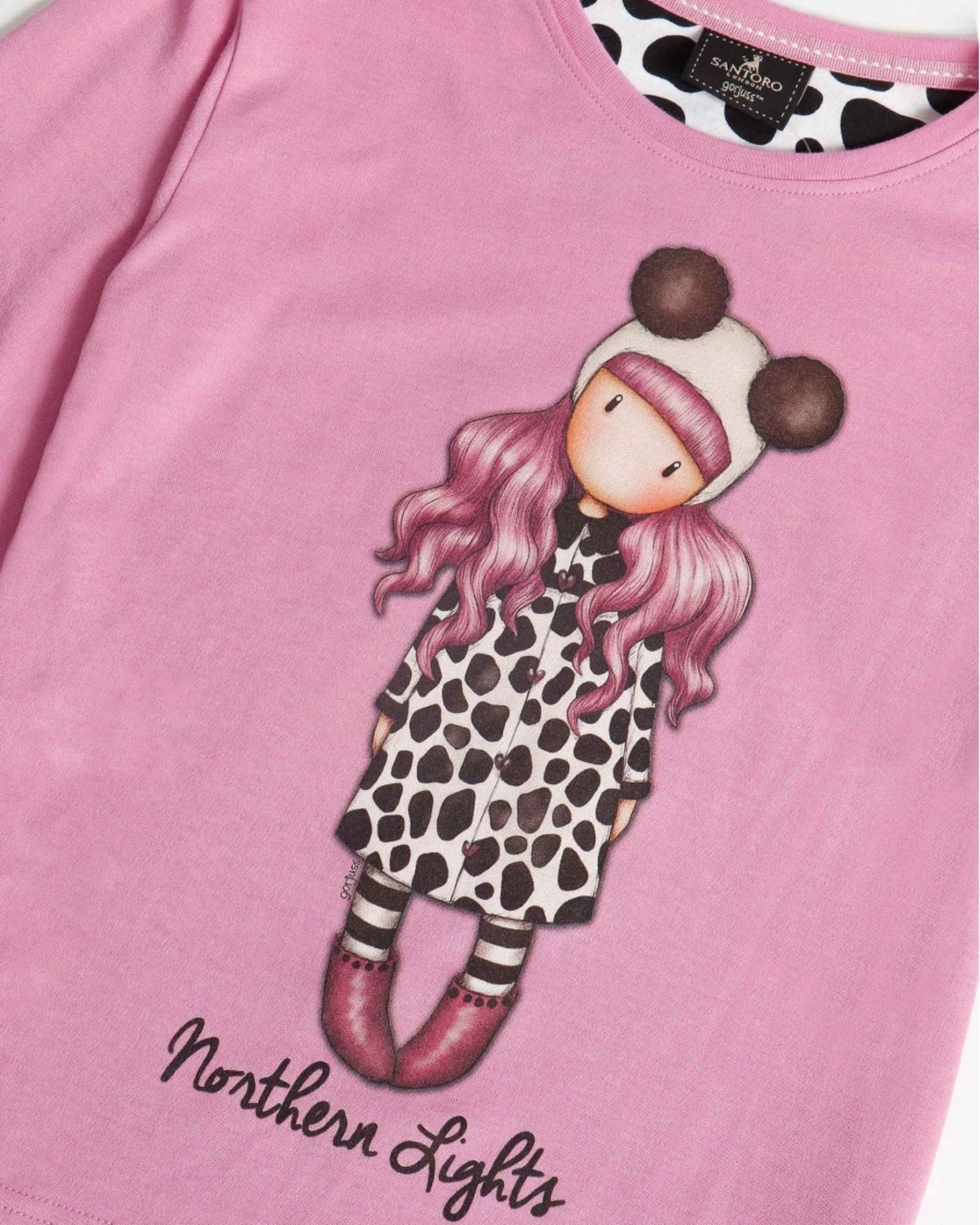 Dettaglio maglia rosa del pigiama Santoro Gorjuss Northern Lights con illustrazione Gorjuss
