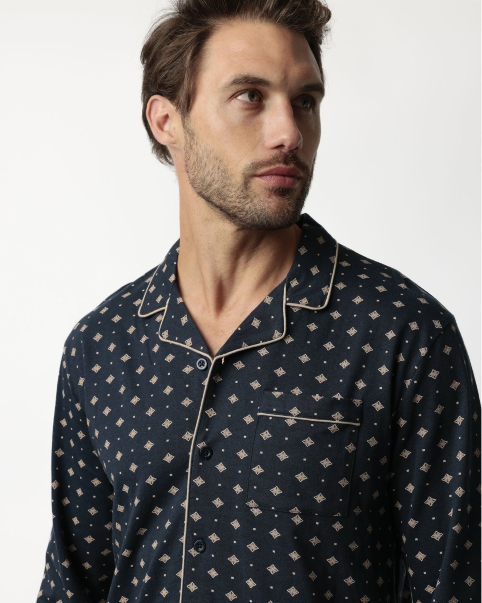 Dettaglio camicia con colletto a revers del pigiama uomo Admas Art. 63770