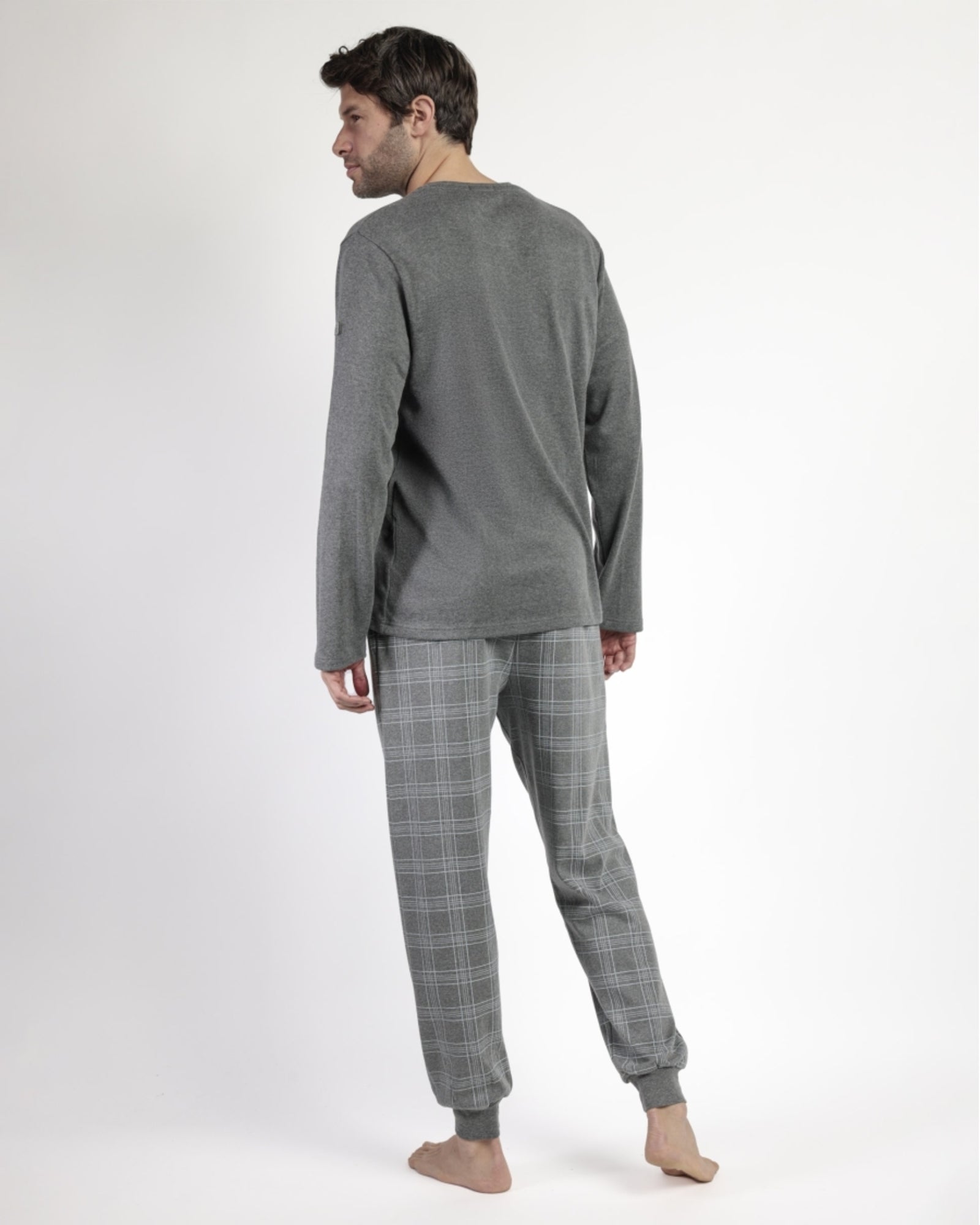Vista posteriore del pigiama uomo Antonio Miró con maglia grigia e pantaloni lunghi a quadri