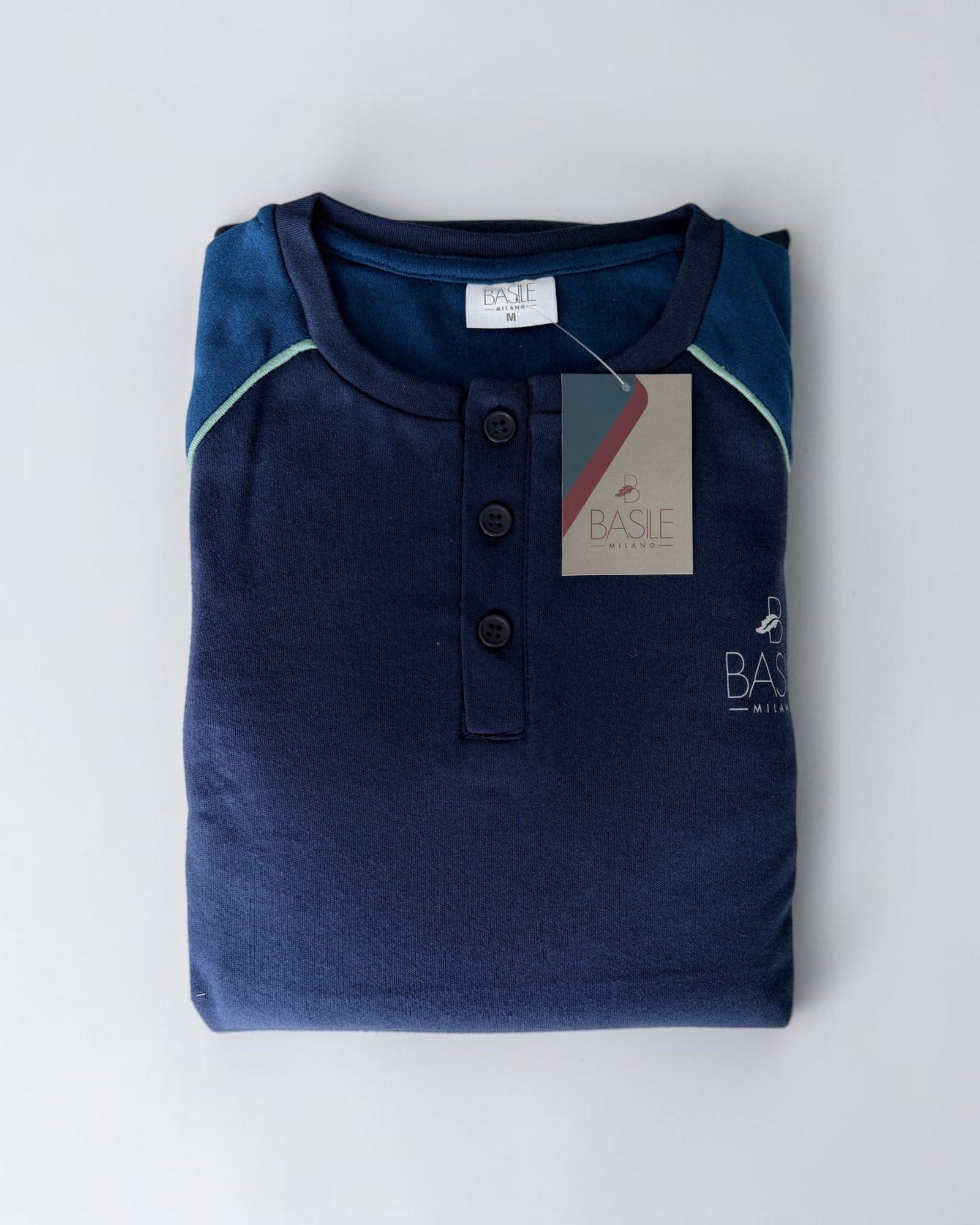 Maglia blu piegata del pigiama Basile Milano 3130, con tre bottoni, piping chiaro e cartellino