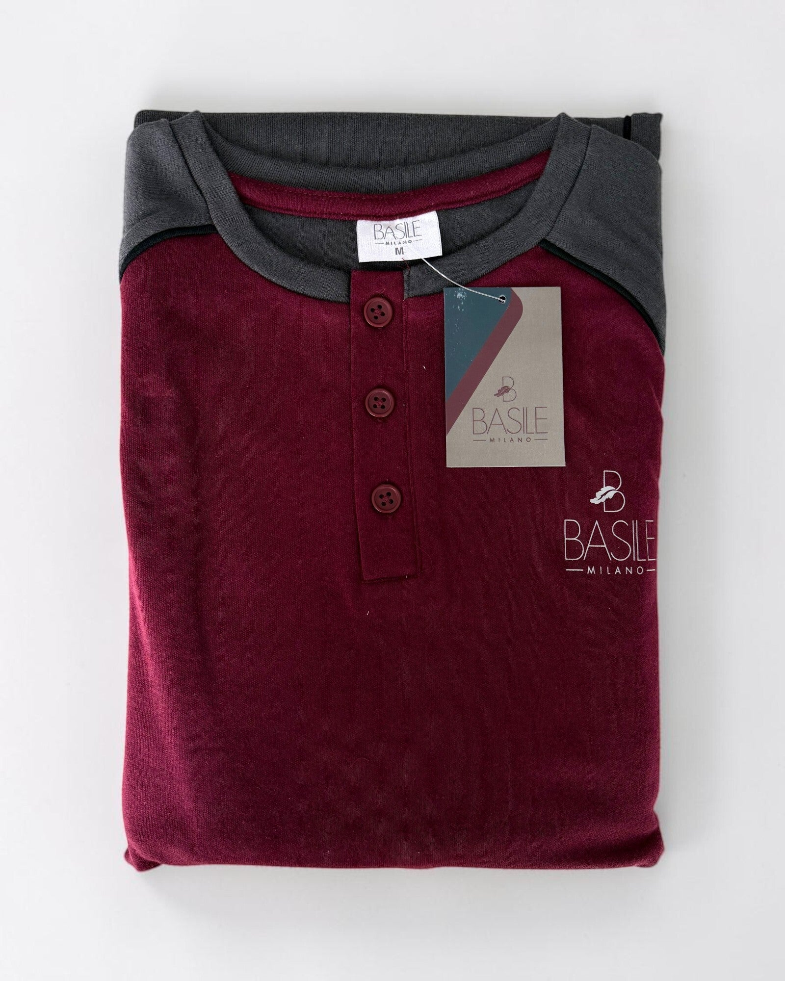 Maglia bordeaux piegata del pigiama Basile Milano 3130, con scollo serafino e maniche grigie