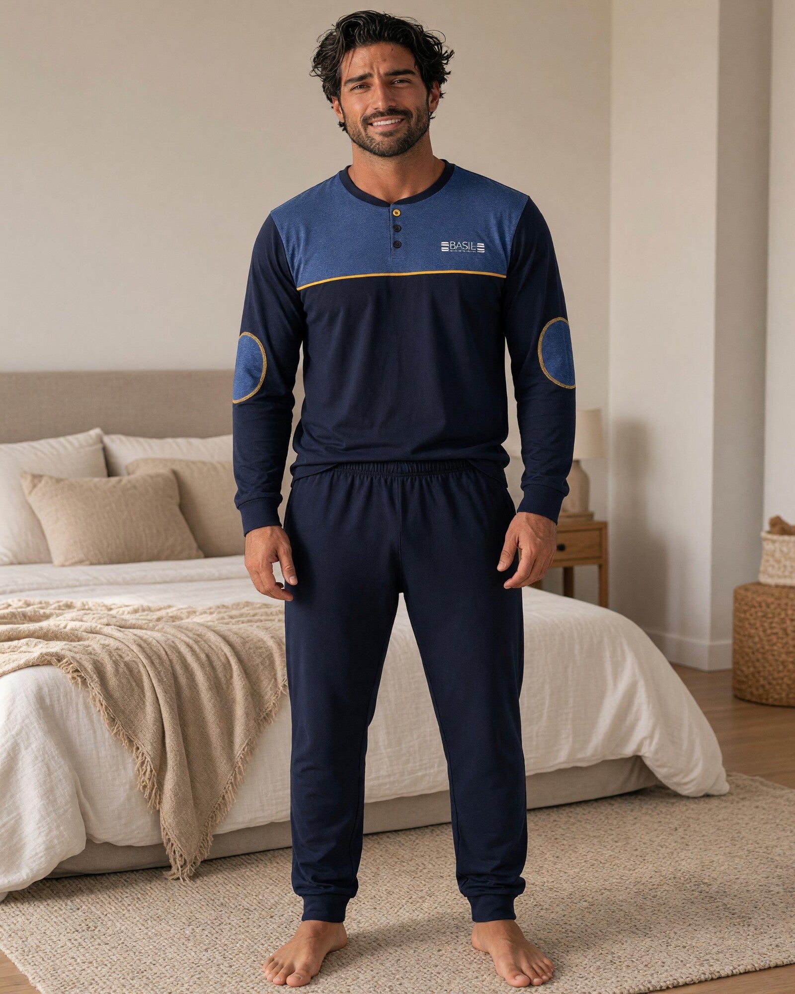 Pigiama uomo Basile Milano 3330 blu indossato, con maglia serafino, toppe sui gomiti e pantaloni con polsini