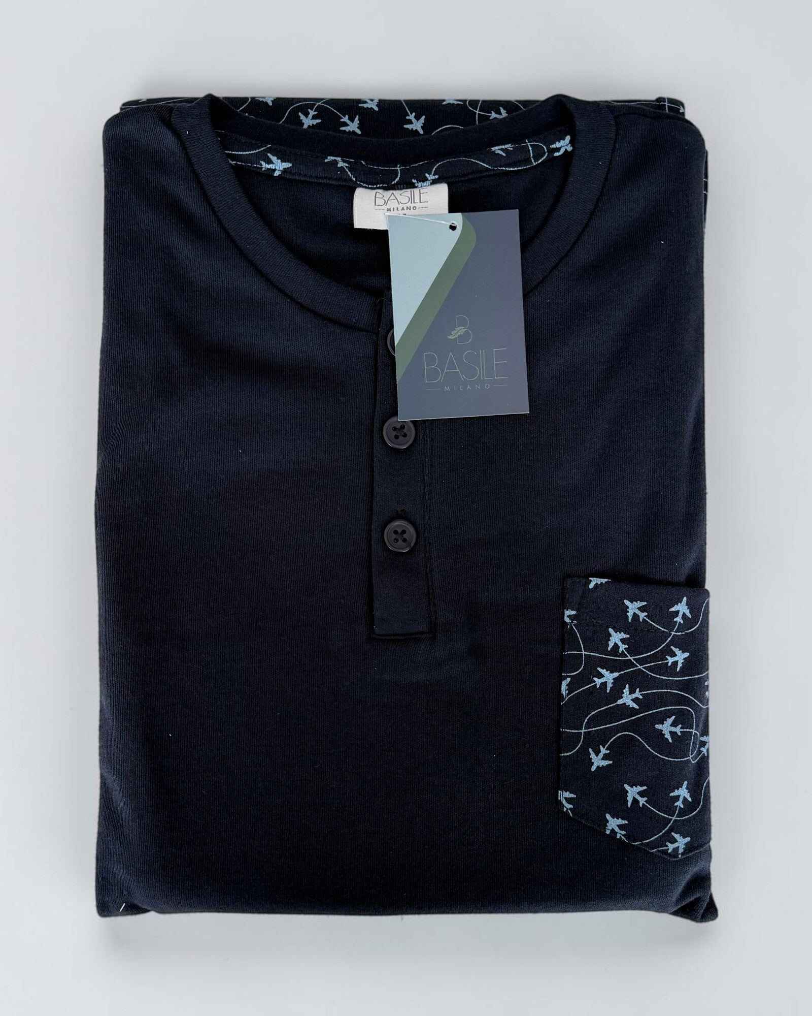 Maglia blu piegata del pigiama Basile Milano 3530, con bottoni e taschino fantasia aeroplani azzurri