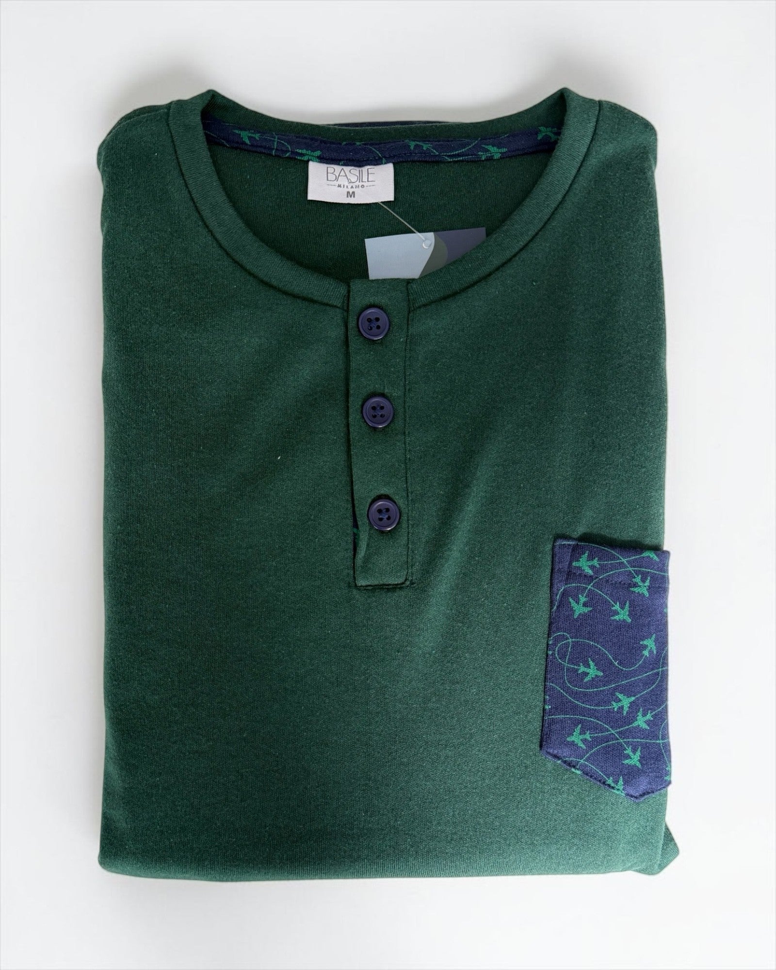 Maglia verde piegata del pigiama Basile Milano 3530, con tre bottoni e taschino blu con aeroplani verdi