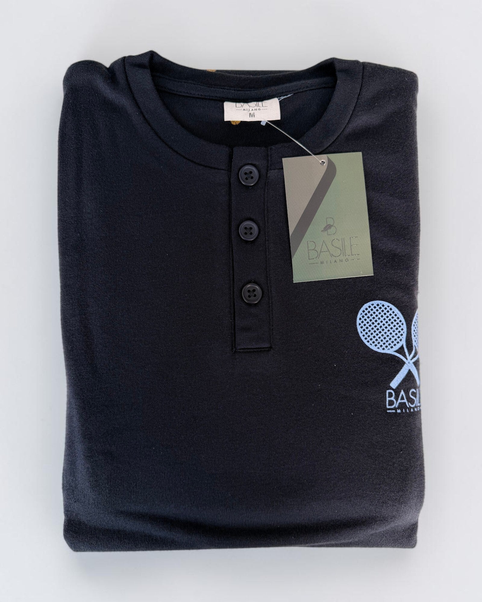 Maglia blu piegata del pigiama Basile Milano 3630, con tre bottoni e stampa di racchette azzurre sul petto
