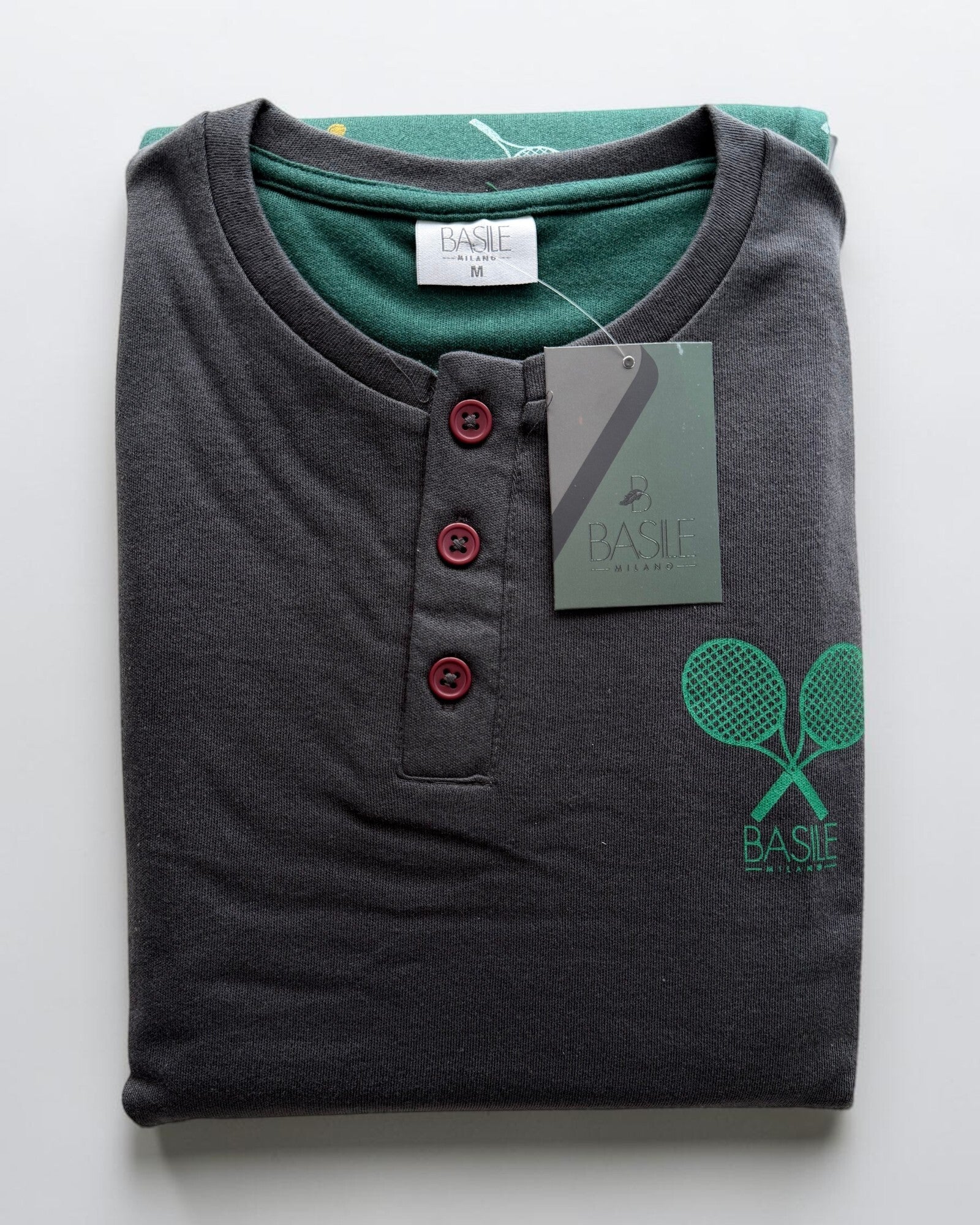 Maglia grigia piegata Basile Milano con bottoni bordeaux e stampa verde di due racchette incrociate