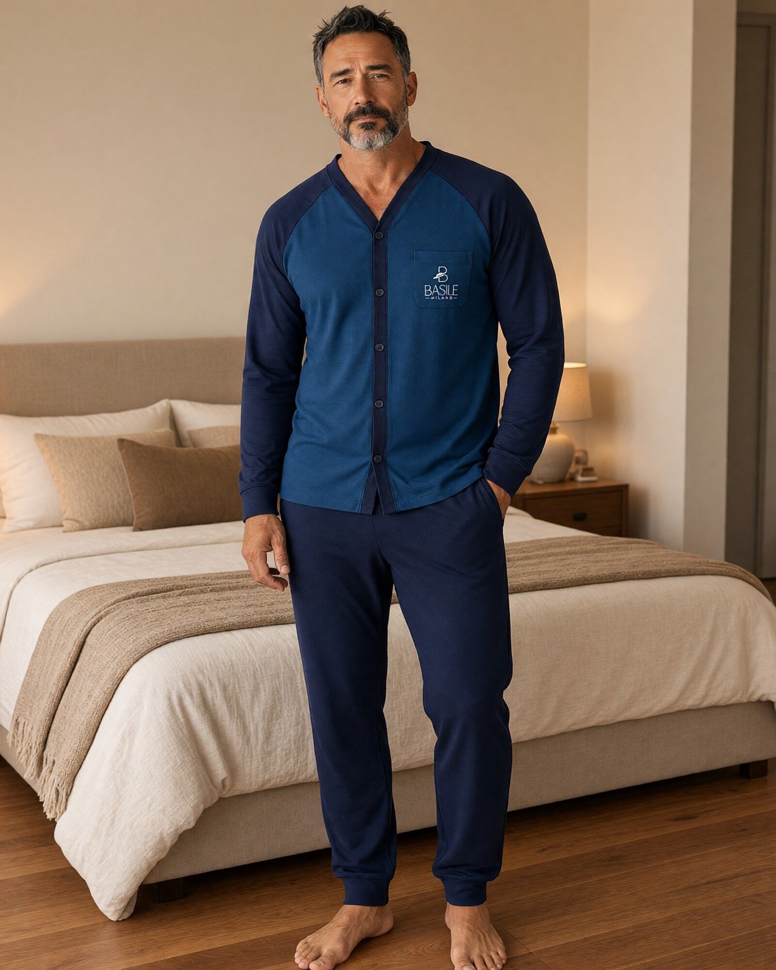 Pigiama uomo Basile Milano 3931 ottanio indossato, con maglia aperta a bottoni e pantaloni blu con tasche e polsini