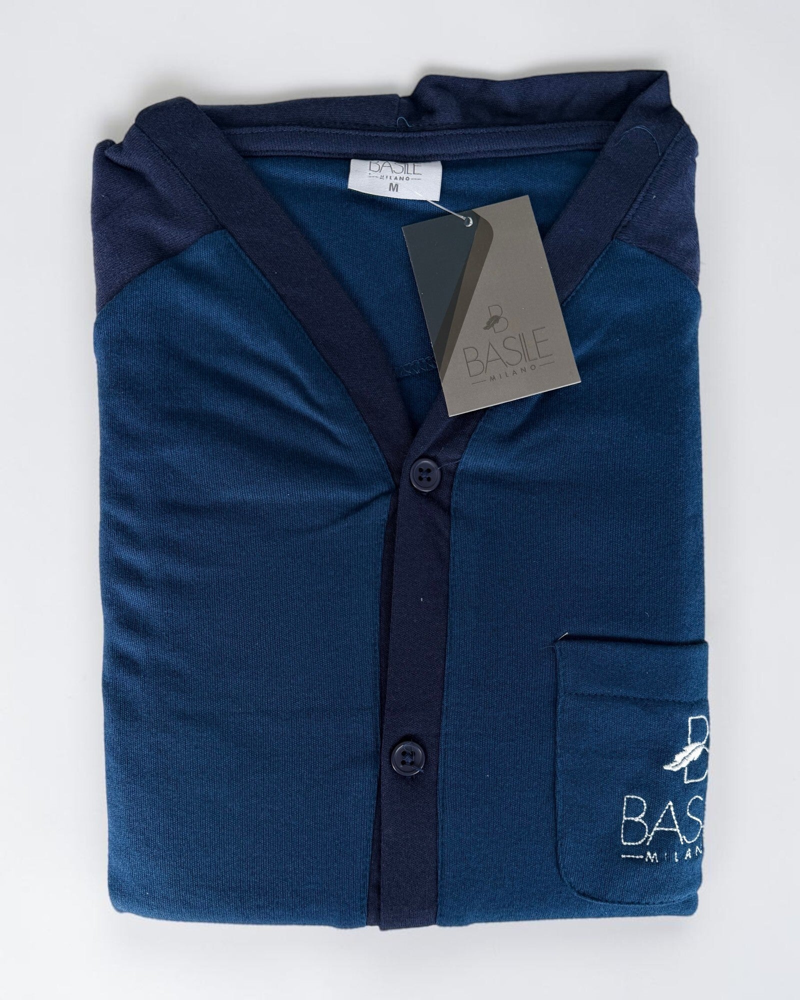 Maglia ottanio piegata del pigiama Basile Milano 3931, con bordo blu scuro, bottoni e taschino ricamato