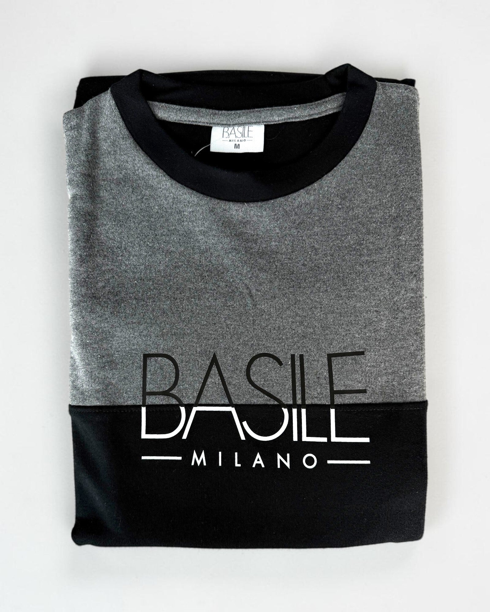Maglia piegata del pigiama Basile Milano 4030 grigio, con girocollo nero e stampa centrale Basile Milano