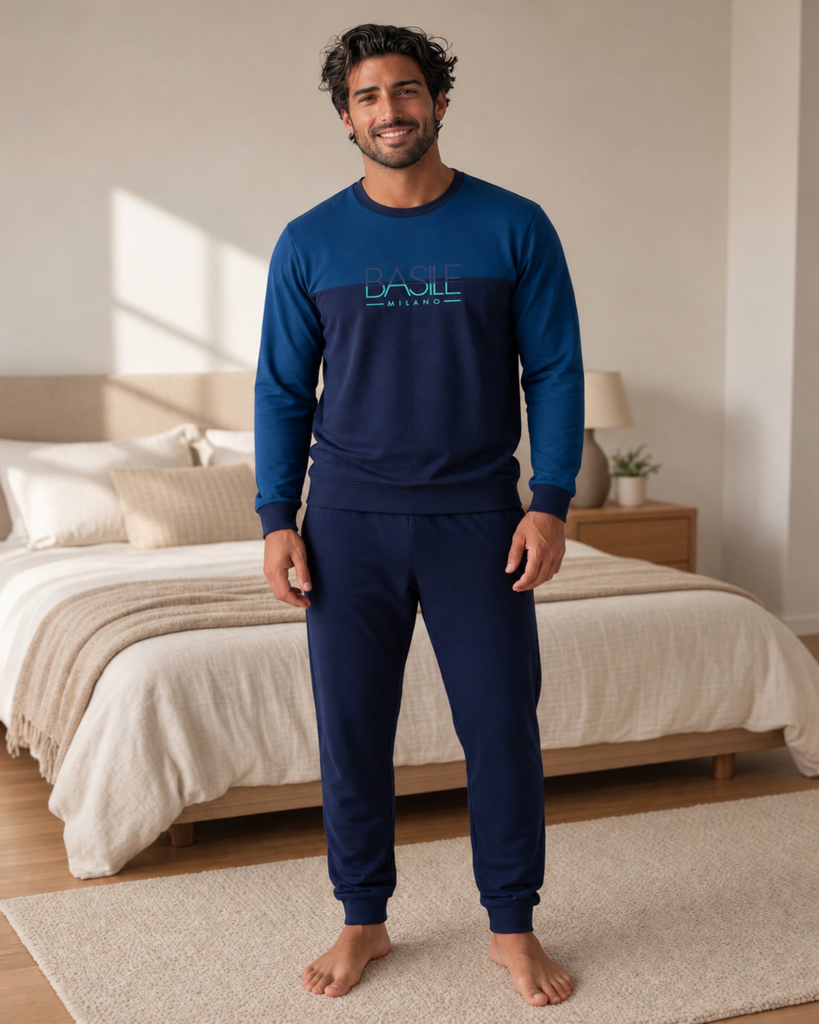 Pigiama uomo Basile Milano 4030 indossato, con maglia ottanio e blu scuro e pantaloni coordinati con polsini