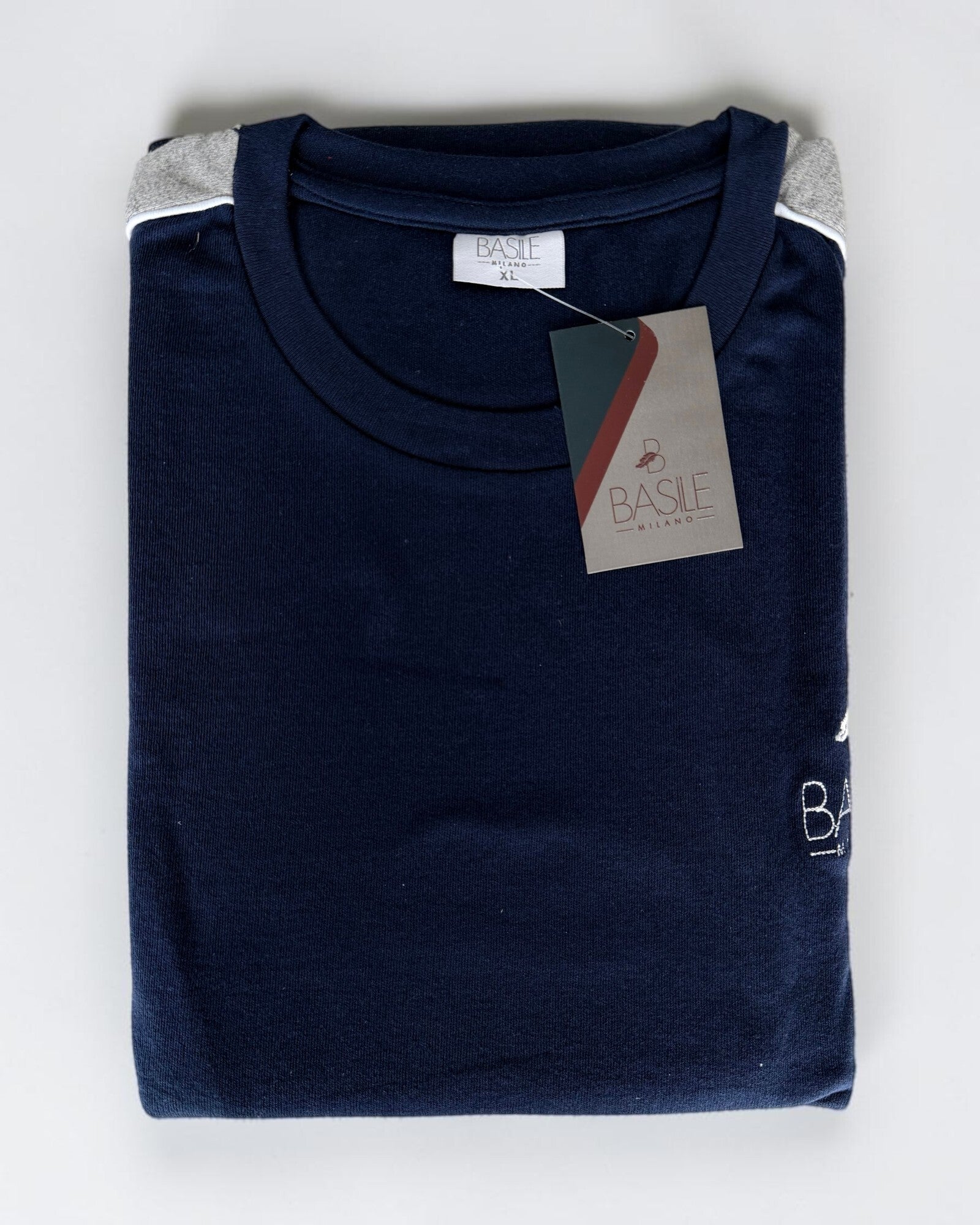 Maglia blu piegata del pigiama Basile Milano 4130, con girocollo e inserti grigio chiaro sulle spalle