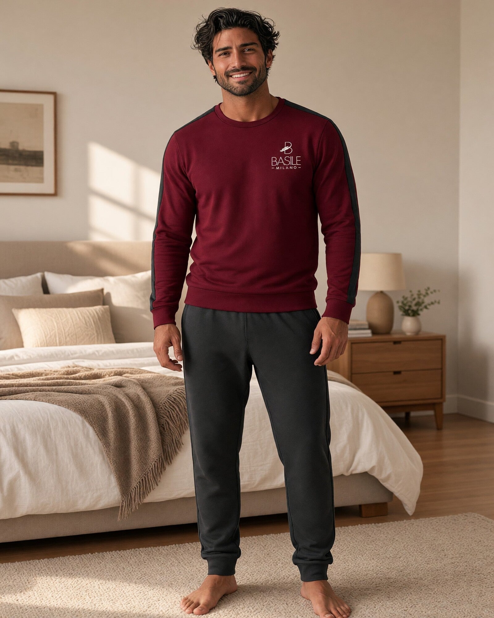 Pigiama Basile Milano 4130 indossato, con maglia bordeaux a fasce scure e pantaloni antracite con polsini