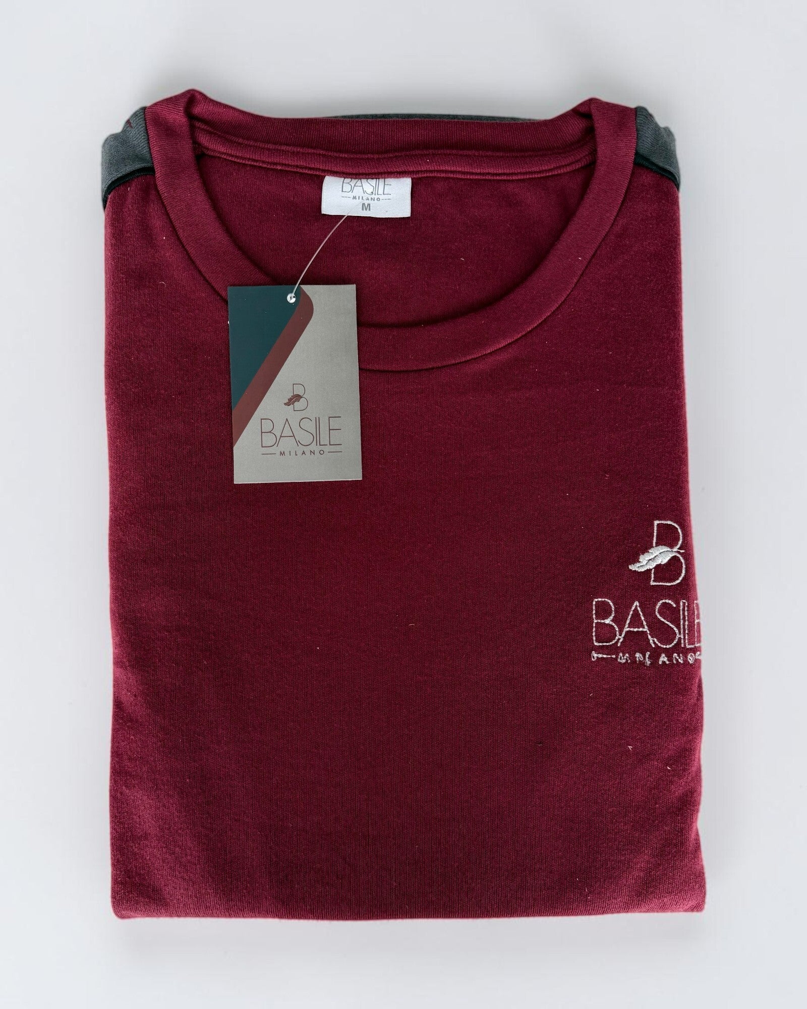 Maglia bordeaux piegata del pigiama Basile Milano 4130, con girocollo, logo chiaro e fasce scure sulle spalle