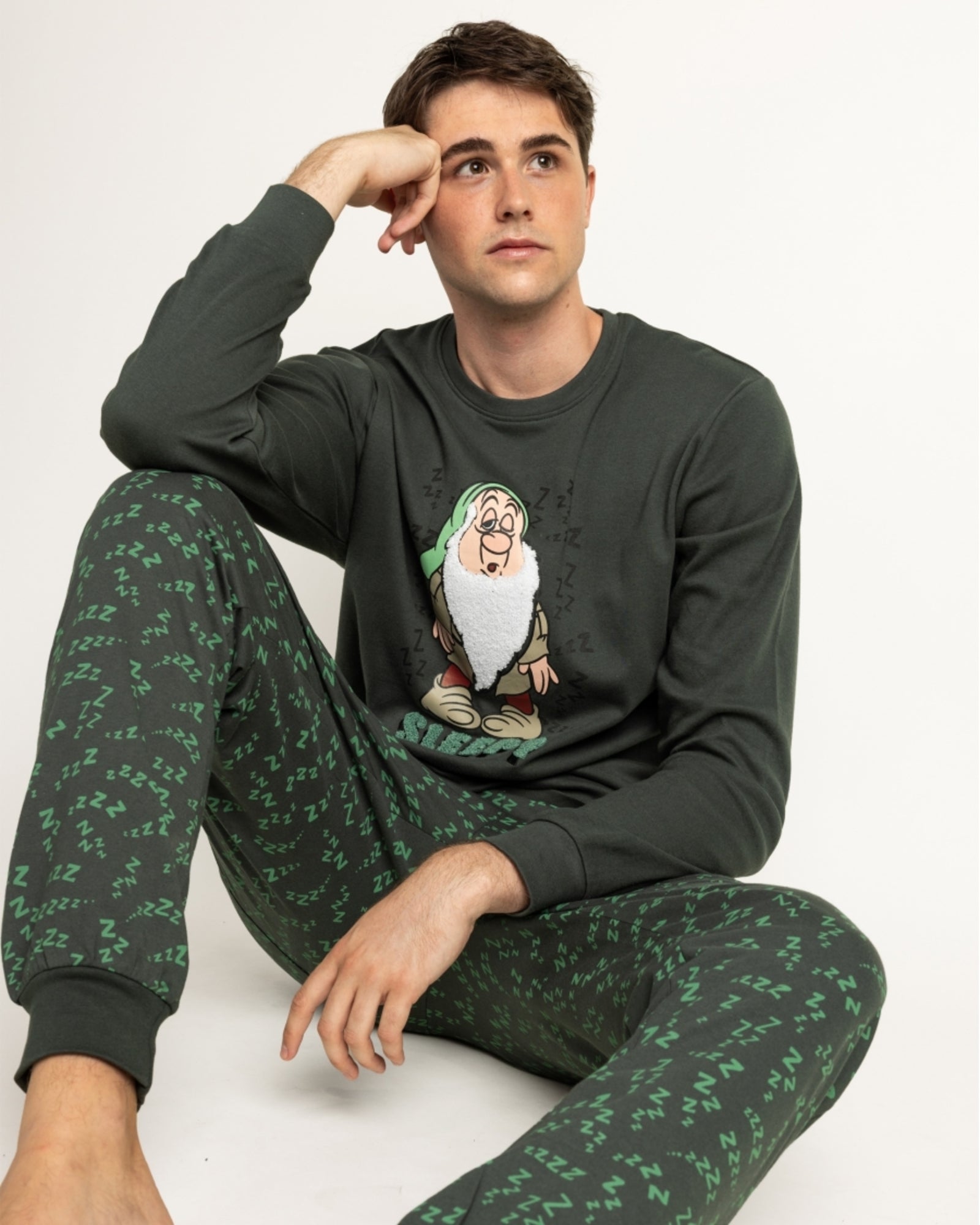 Dettaglio del pigiama Disney con Pisolo e scritta Sleepy ricamati sulla maglia verde e pantaloni con fantasia Z