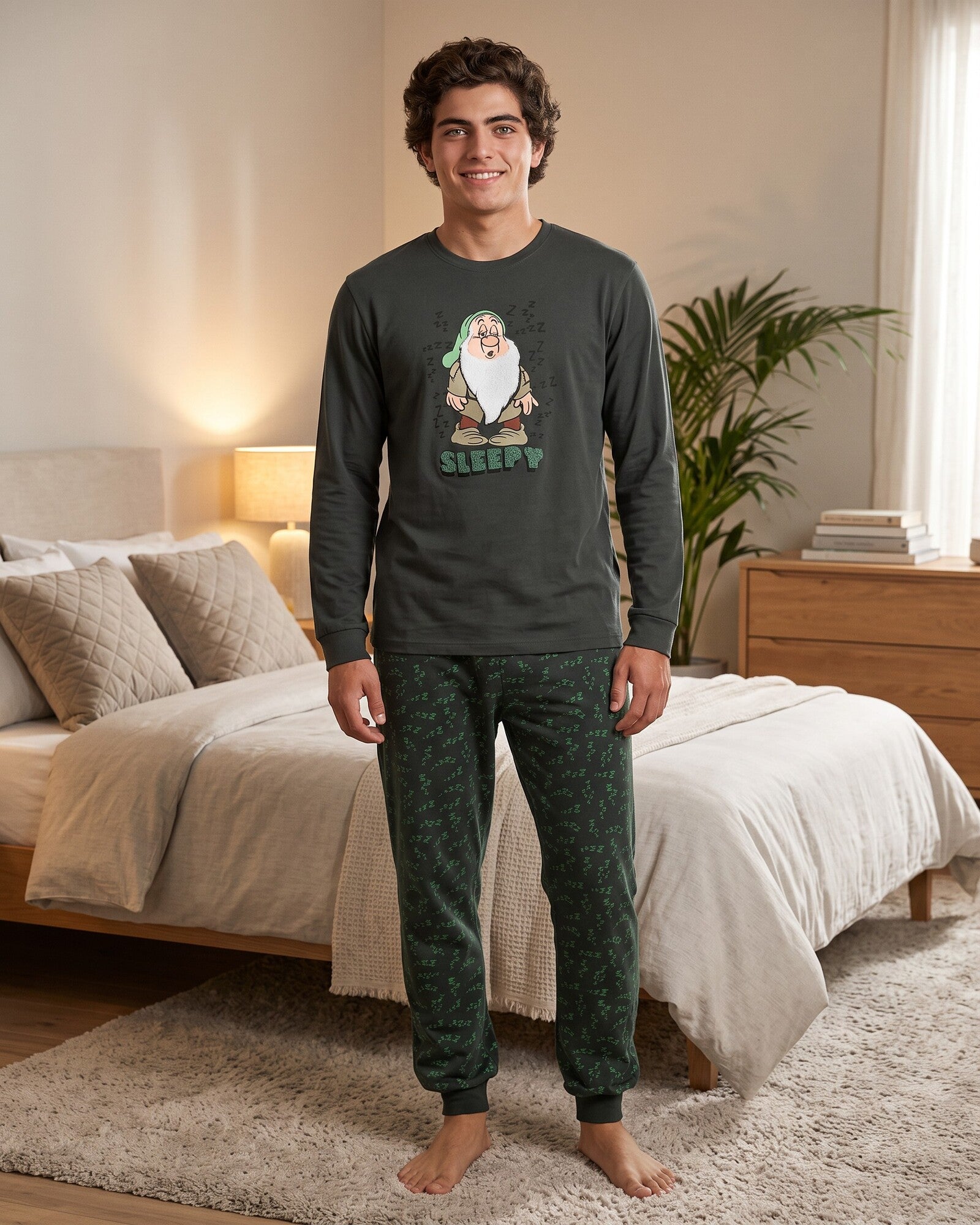 Pigiama uomo Disney Pisolo verde indossato, con maglia a maniche lunghe e pantaloni stampati con polsini