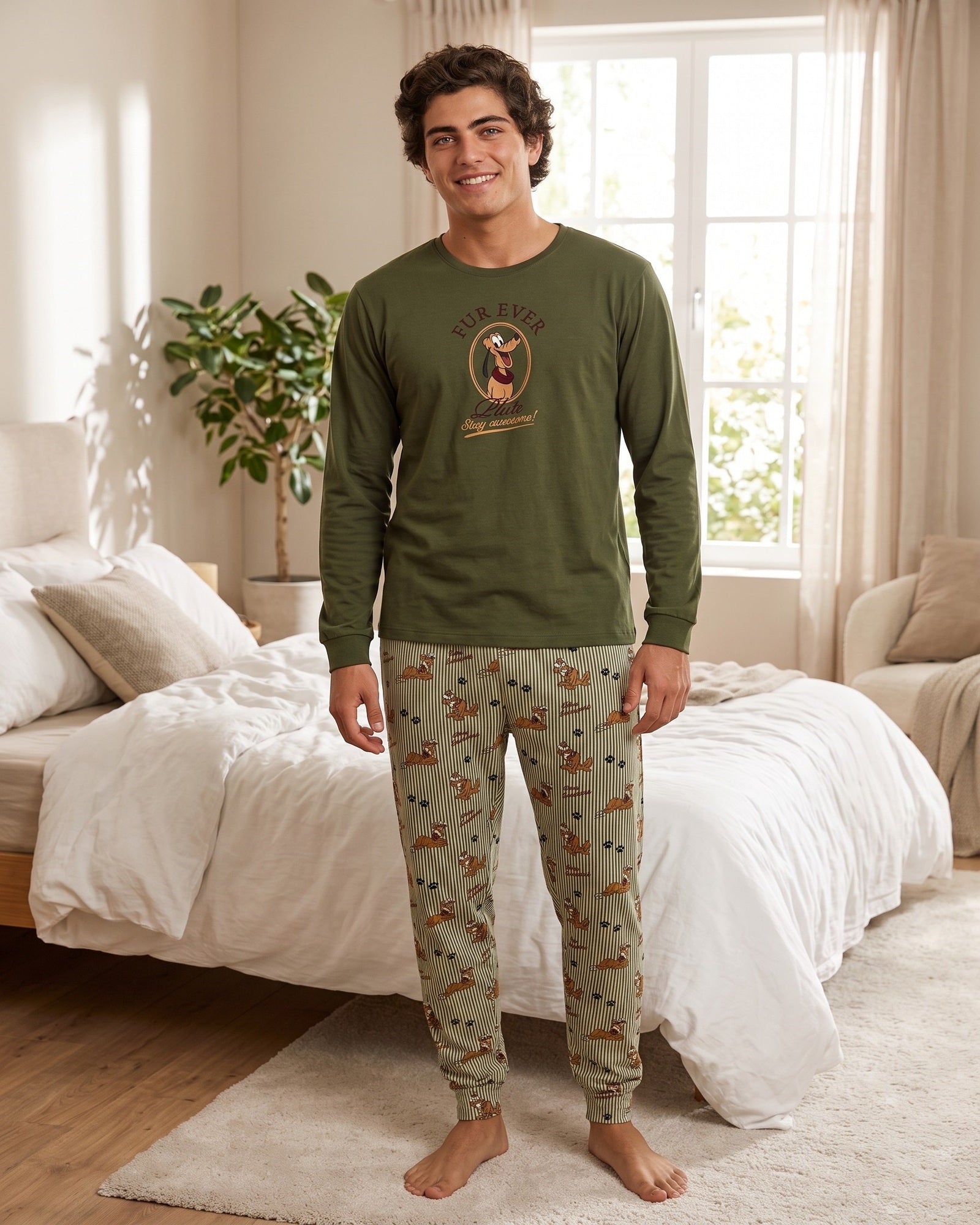 Pigiama uomo Disney Pluto 64928 indossato, con maglia verde Stay Pawsome e pantaloni stampati con polsini.