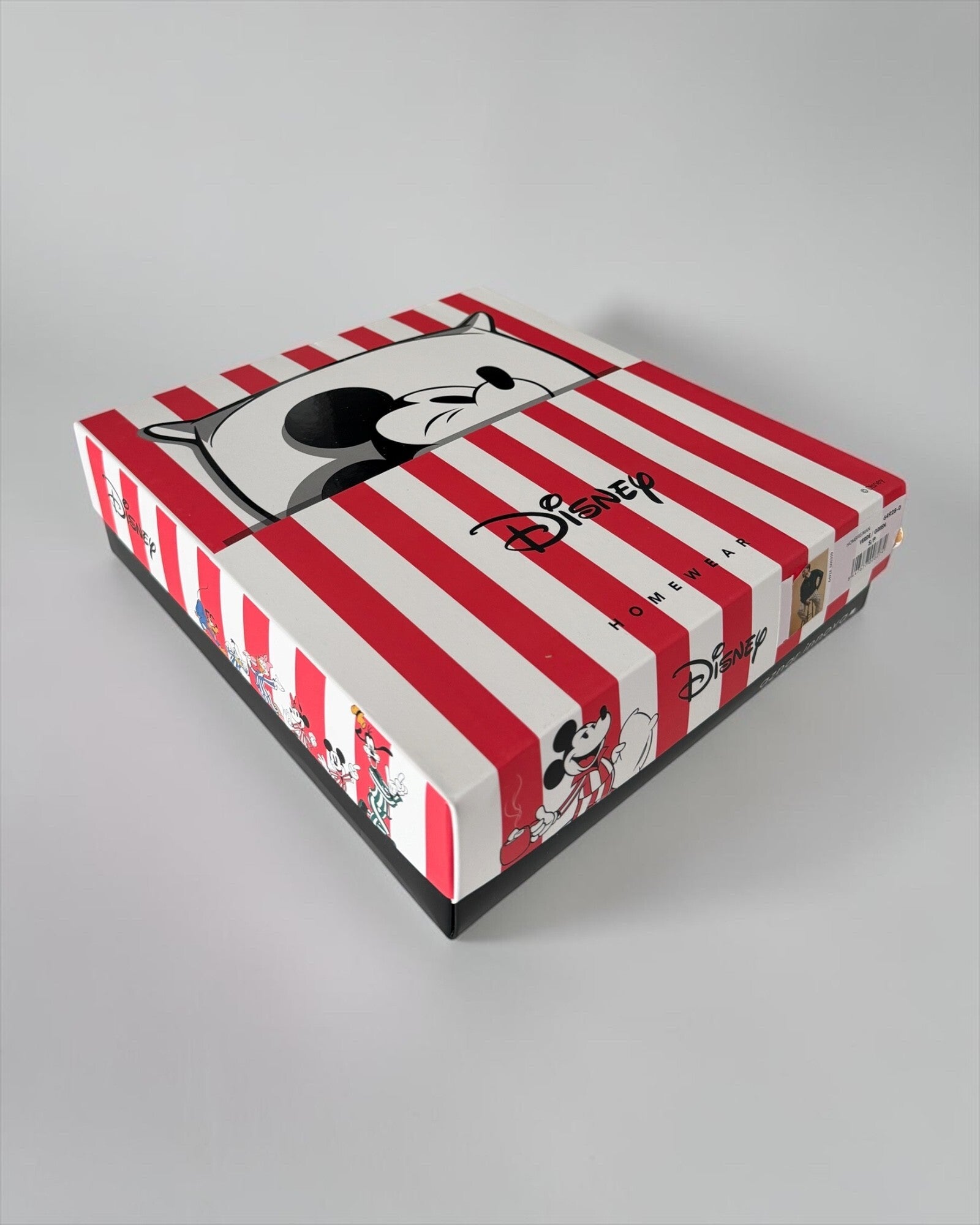 Scatola Disney Homewear del pigiama Pluto 64928, a righe rosse e bianche con Mickey Mouse sul coperchio.