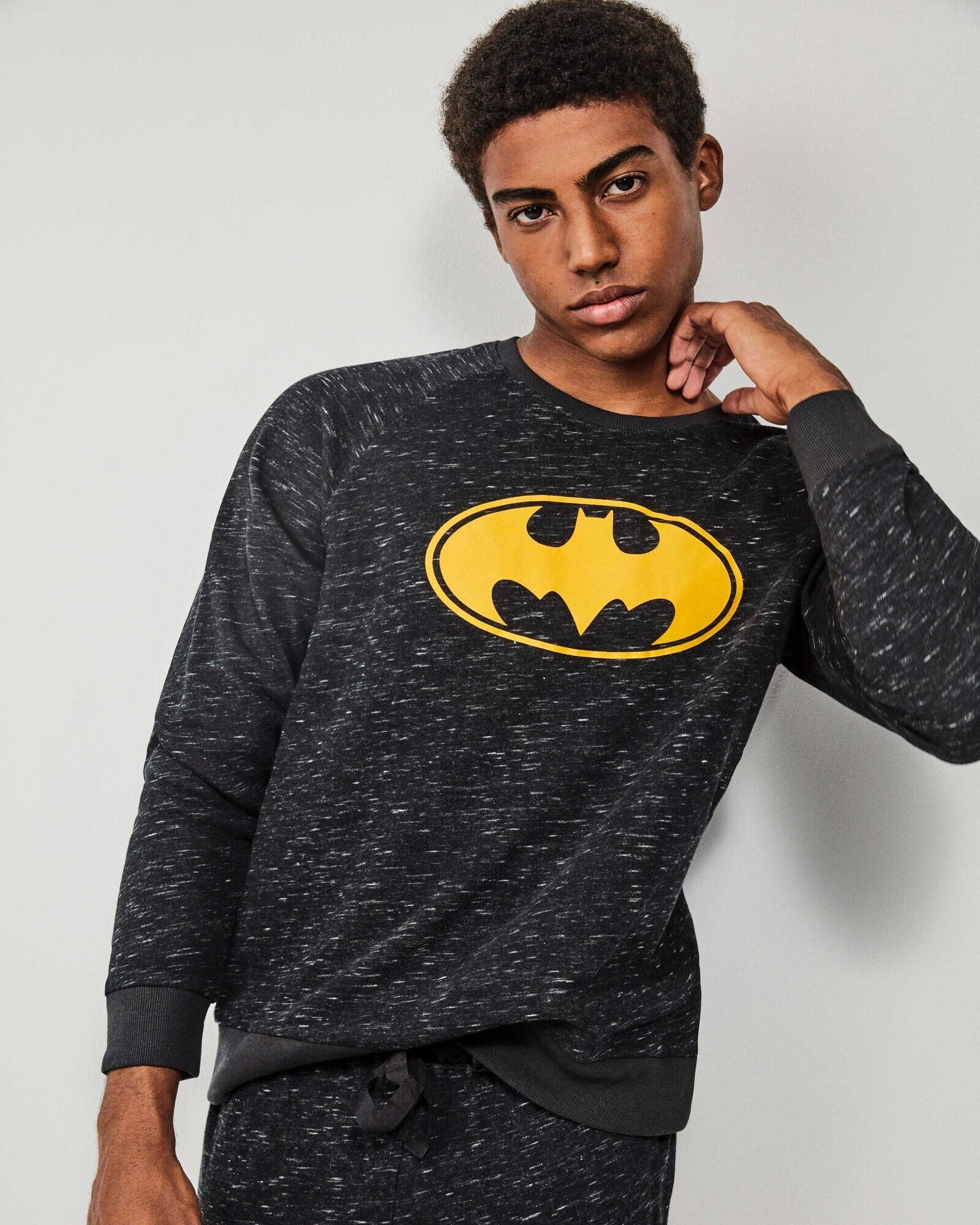 Dettaglio maxi logo Batman sulla maglia del pigiama uomo Gisela Art. 20244