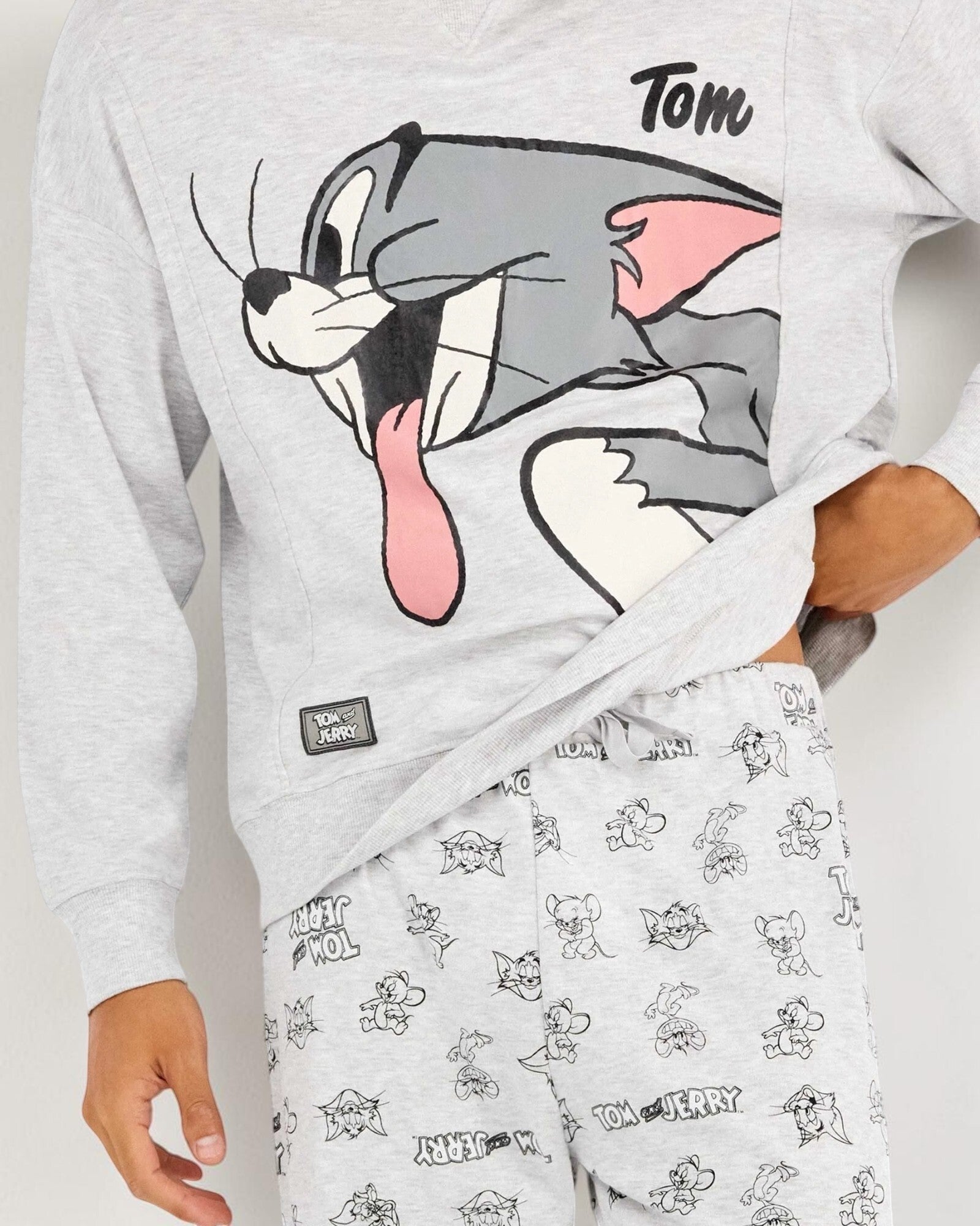 Dettaglio maxi stampa Tom sulla maglia del pigiama uomo Gisela Art. 20350