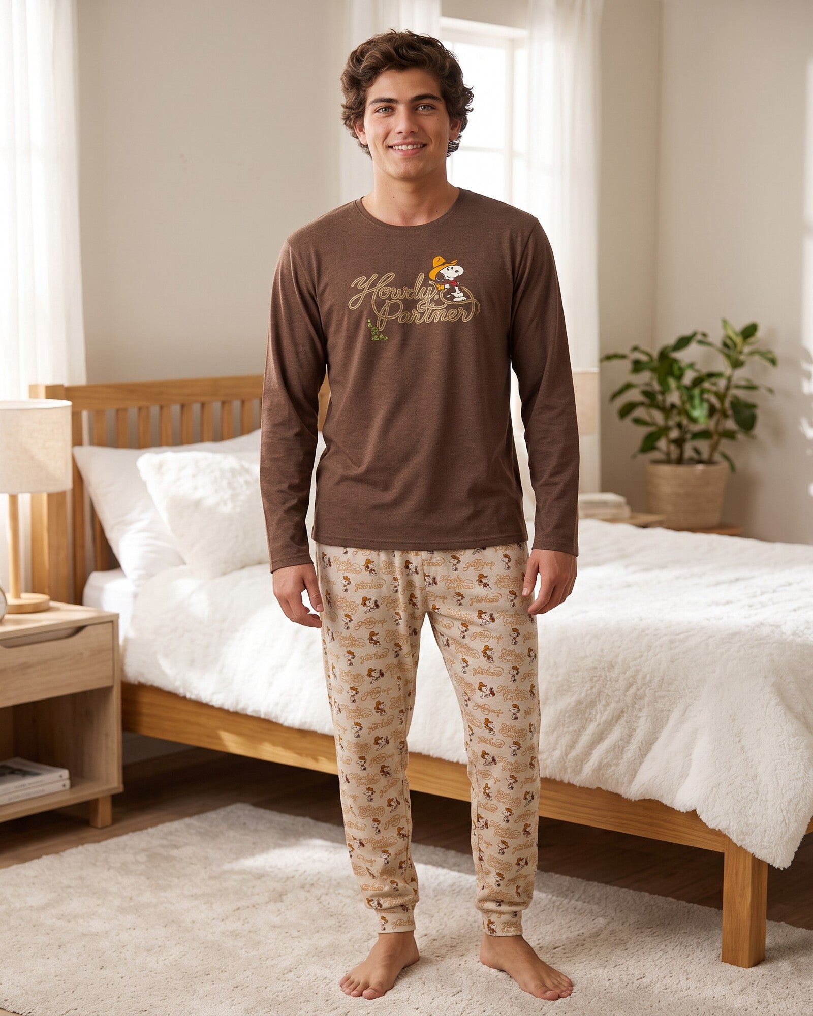 Pigiama uomo Peanuts Country Club indossato, con maglia cioccolato e pantaloni chiari stampati con polsini
