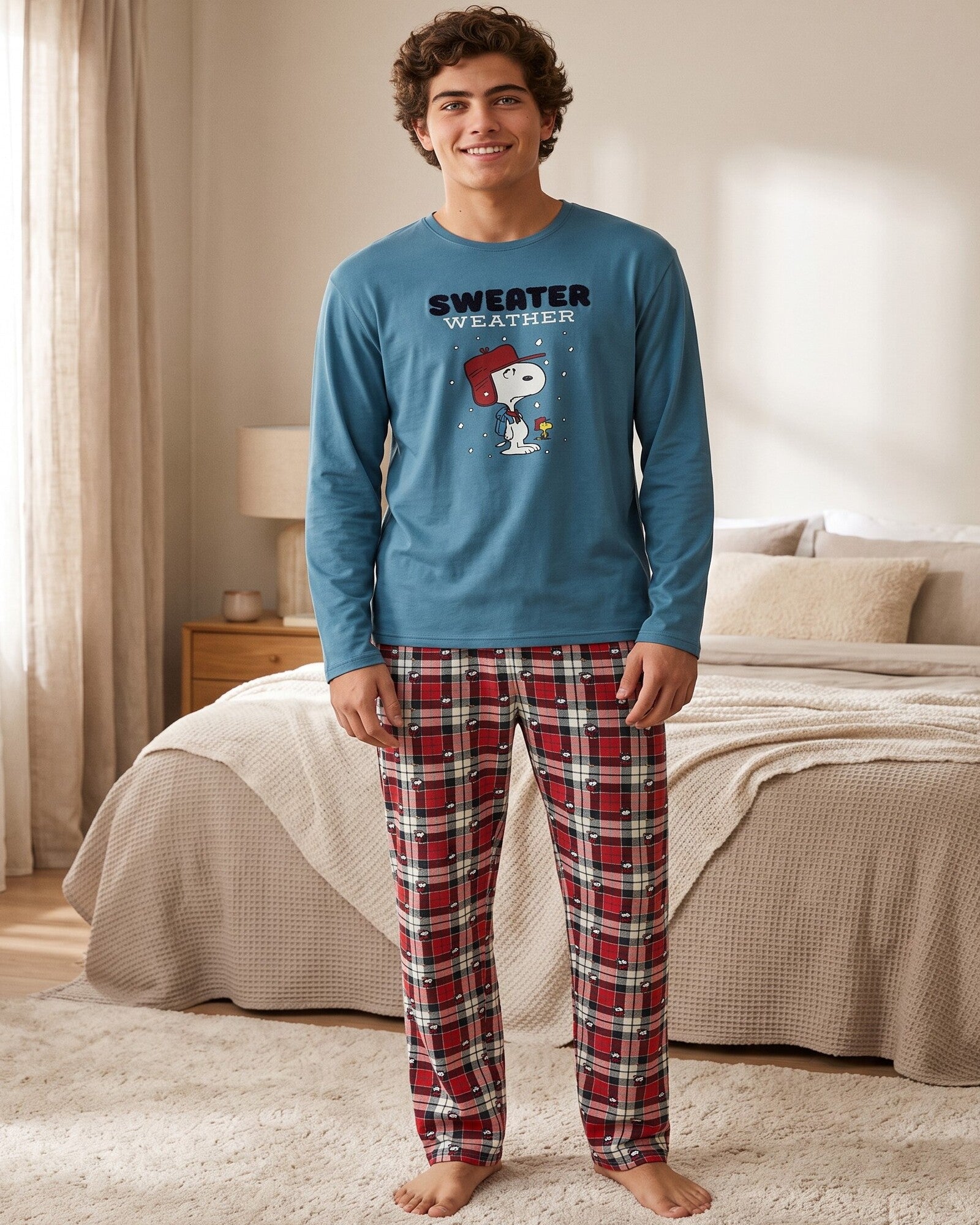 Pigiama uomo Peanuts Sweater Weather indossato, con maglia blu oceano e pantaloni a quadri rossi e blu