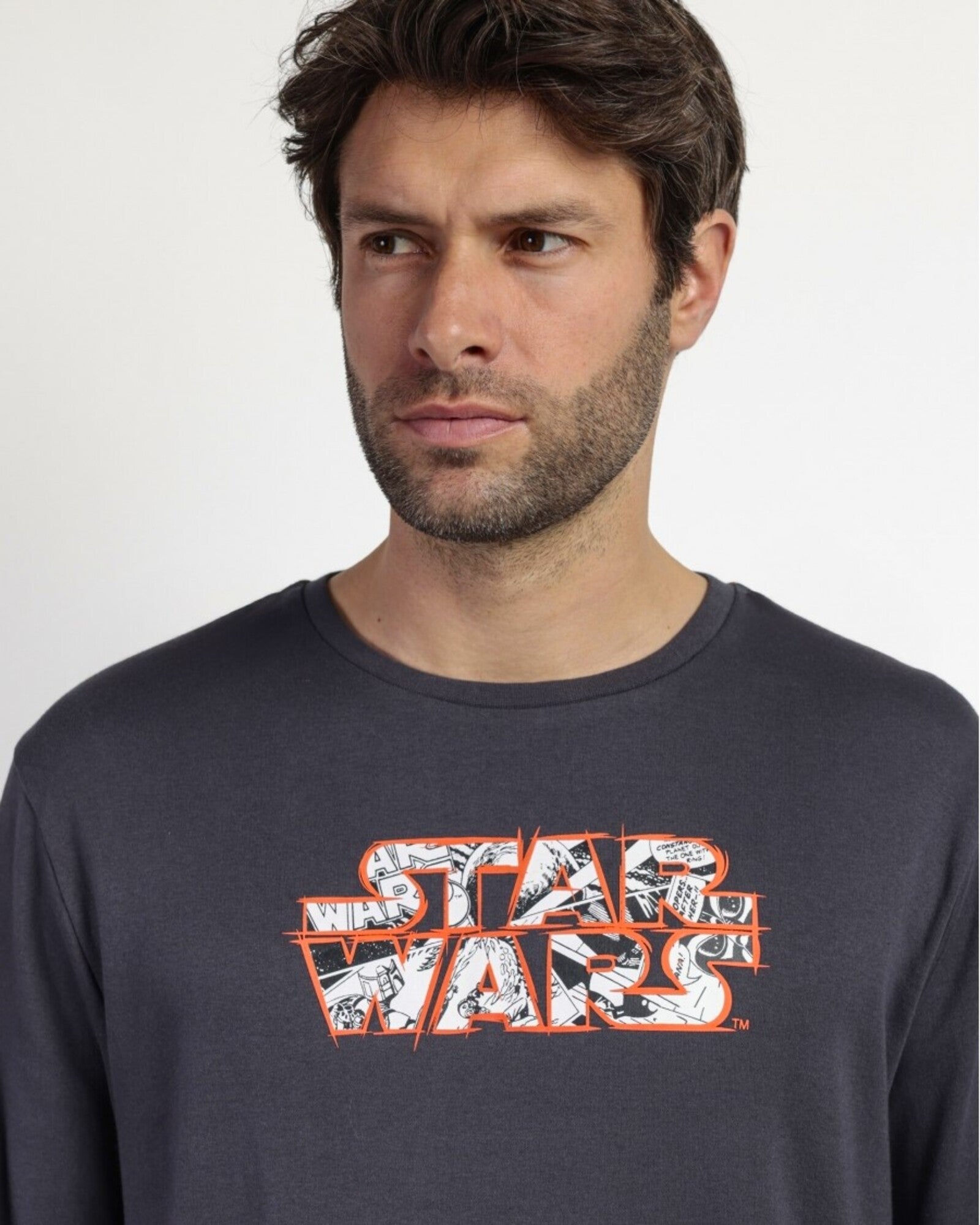 Dettaglio della maglia antracite del pigiama 63490 con logo Star Wars, immagini a fumetto in bianco e nero e contorni colorati.