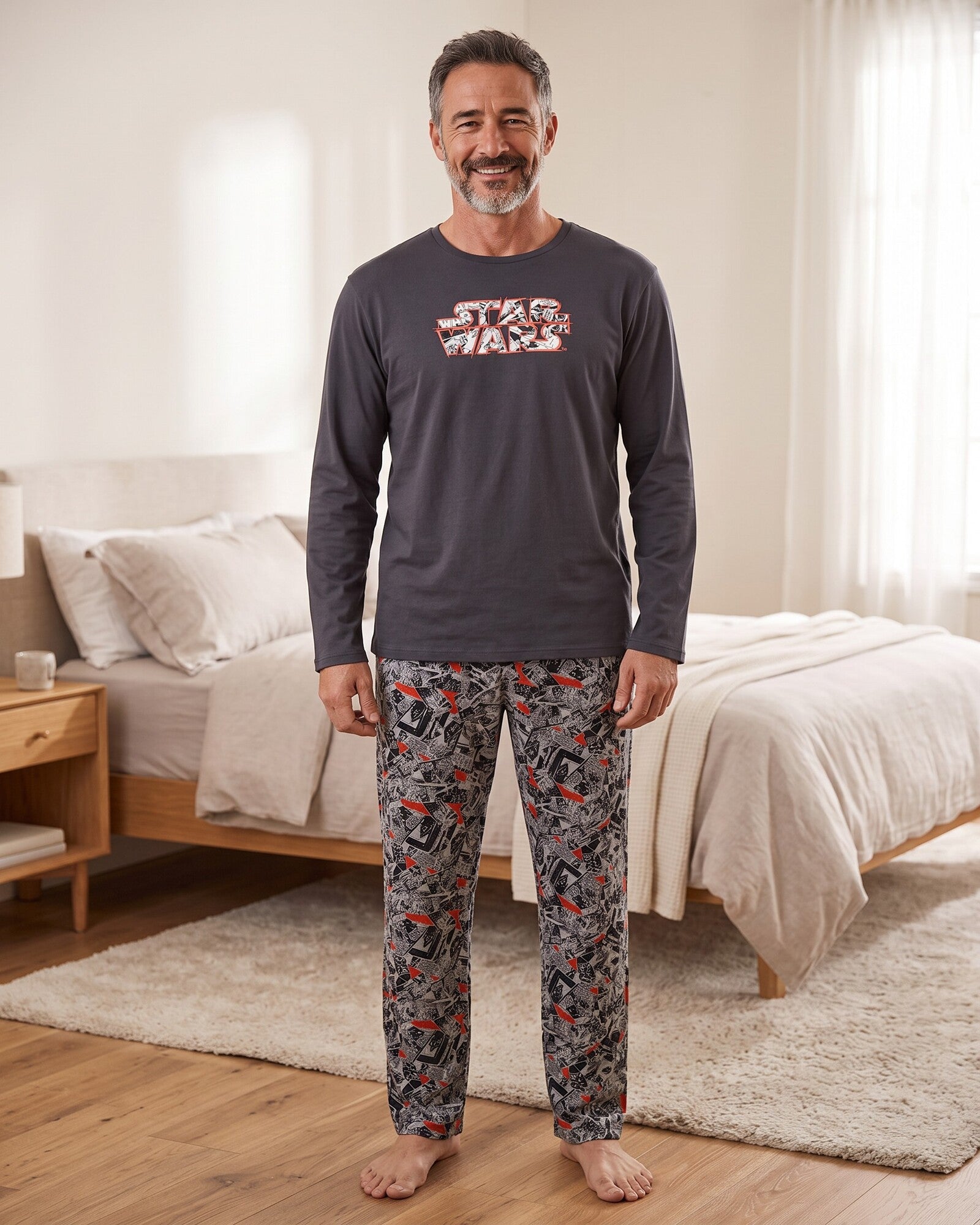 Pigiama uomo Star Wars 63490 indossato, con maglia antracite e pantaloni lunghi fantasia fumetto con fondo dritto.
