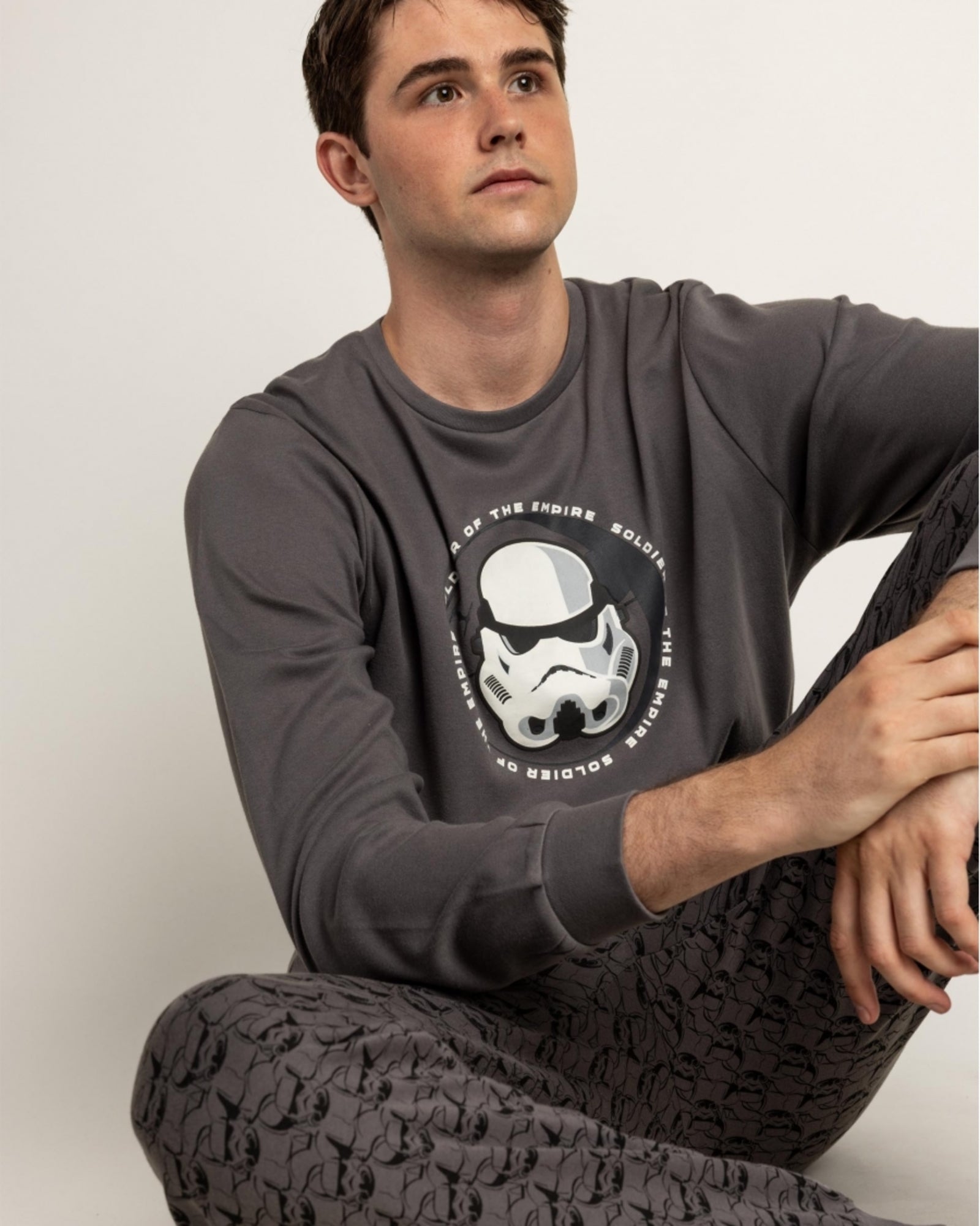 Dettaglio della maglia del pigiama Star Wars 64490, con casco Stormtrooper in rilievo e scritta Soldier of the Empire.